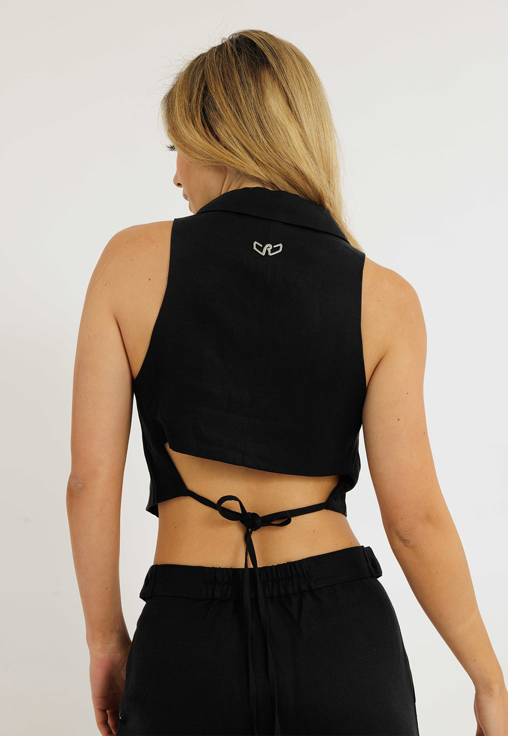 טופ מחויט ללא שרוולים בצבע שחור