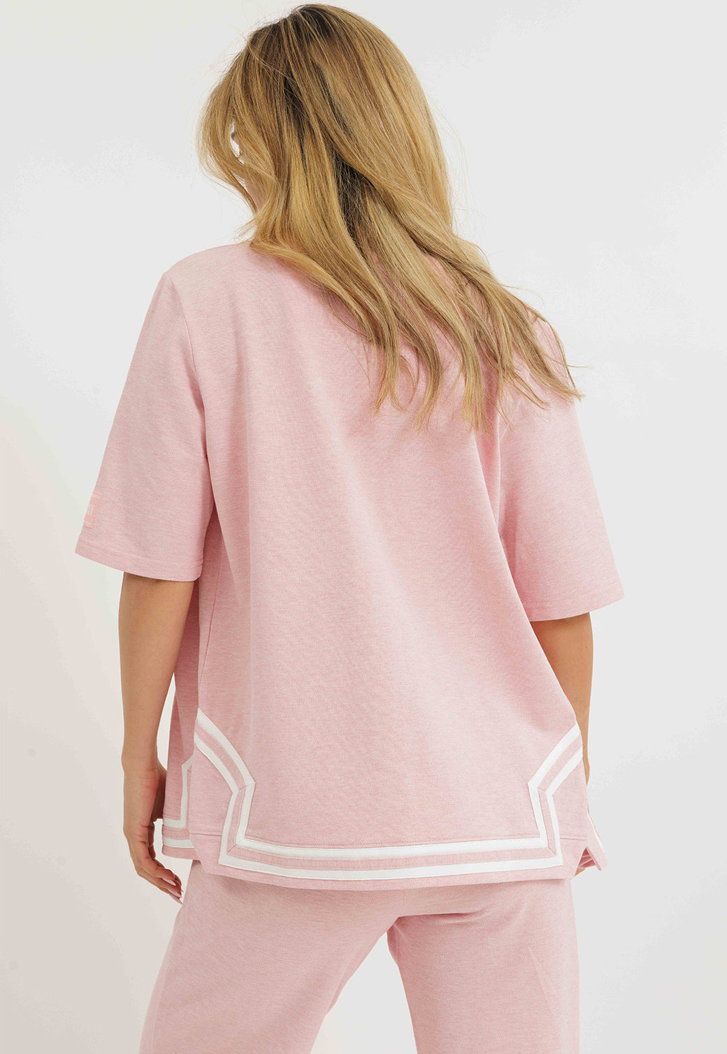 חולצה מכופתרת לנשים בצבע ורוד עם גימורים