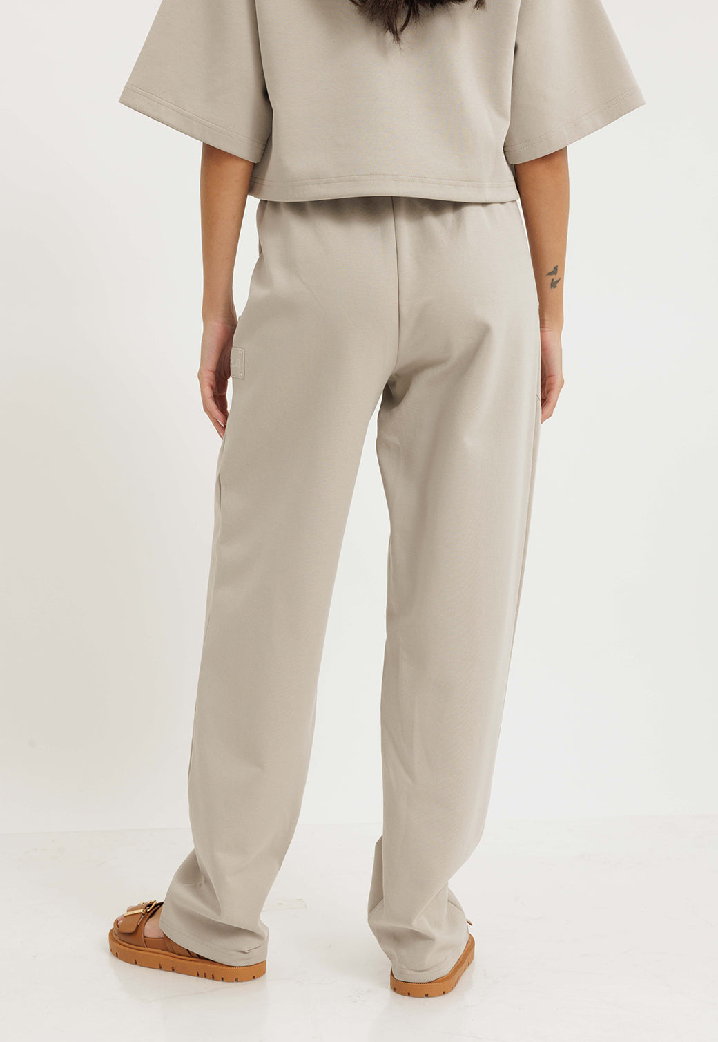 מכנסיים ארוכים לנשים בצבע חום