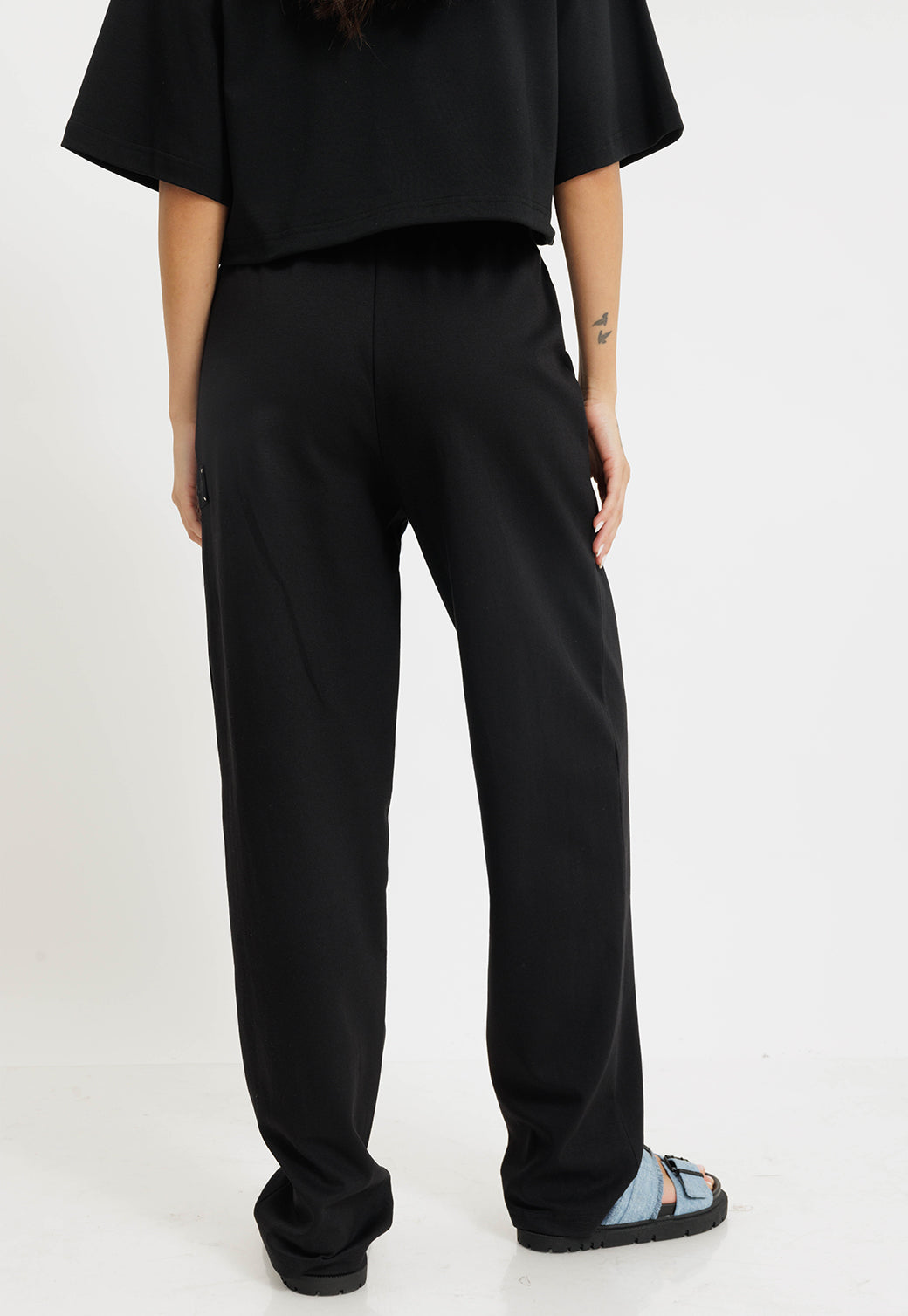 מכנסיים ארוכים לנשים מבד אינטרלוק בצבע שחור