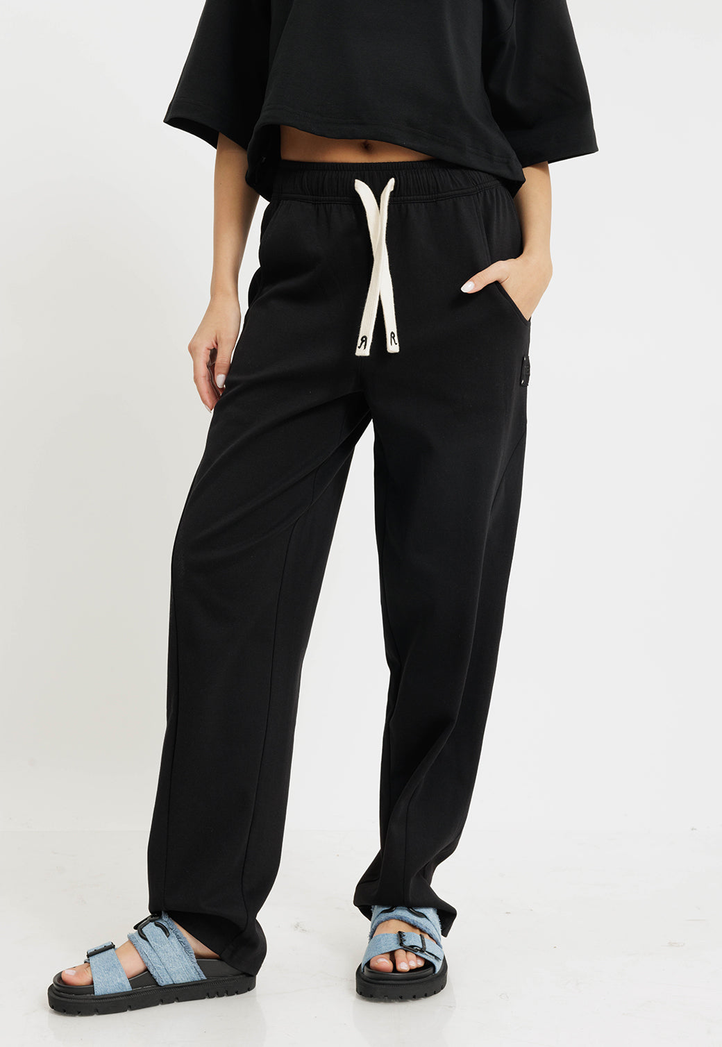 מכנסיים ארוכים לנשים מבד אינטרלוק בצבע שחור