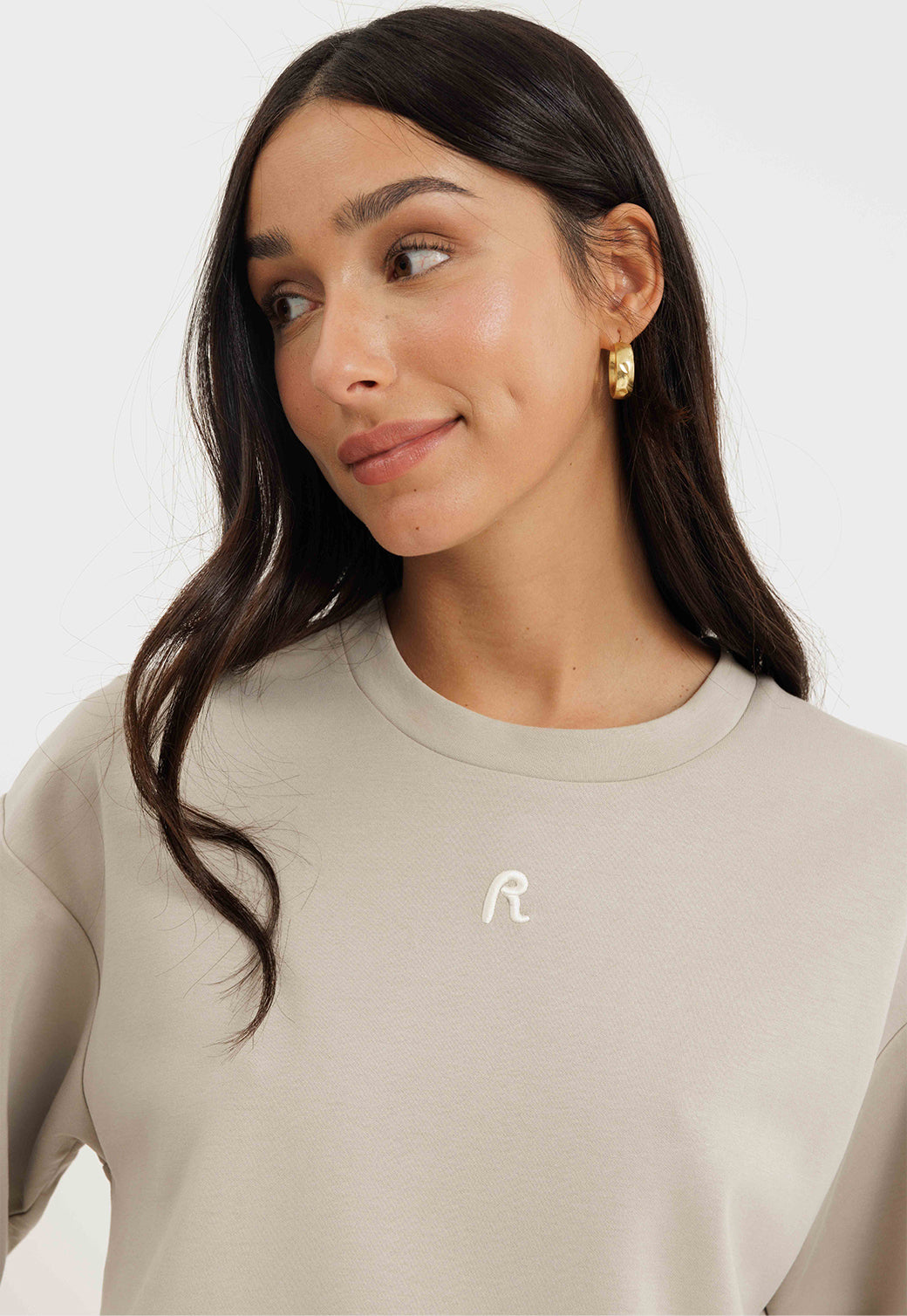 טי-שירט קרופ לנשים בצבע אבן עם לוגו קטן