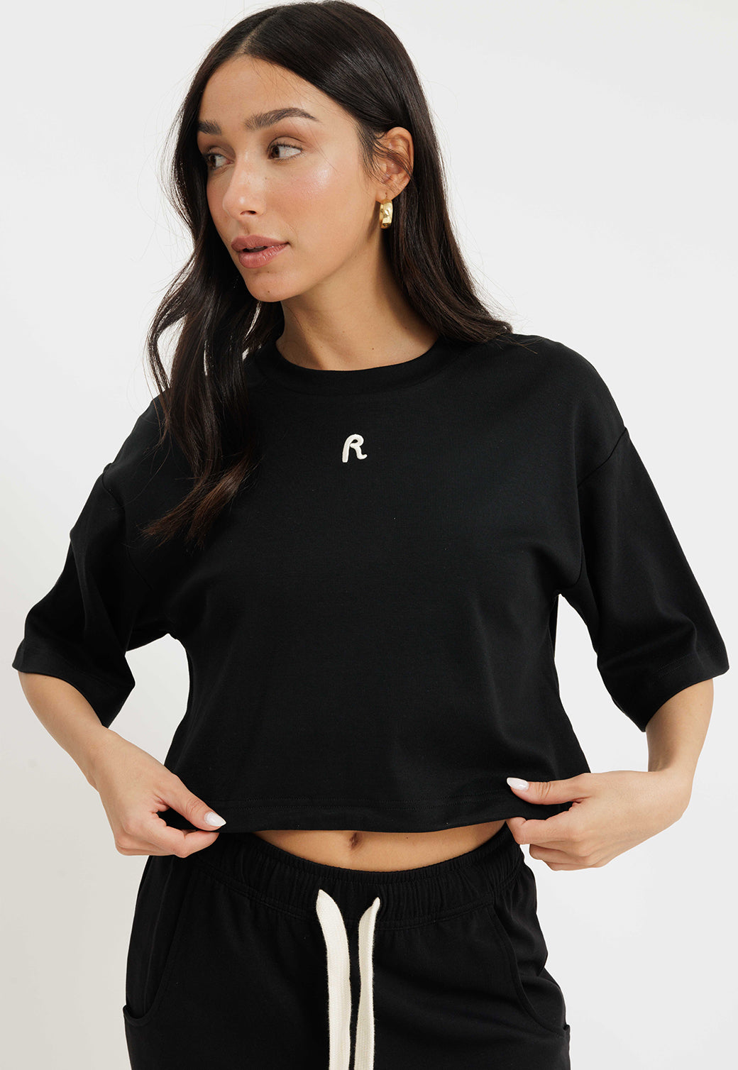 טי-שירט קצרה לנשים לוגו בצבע שחור