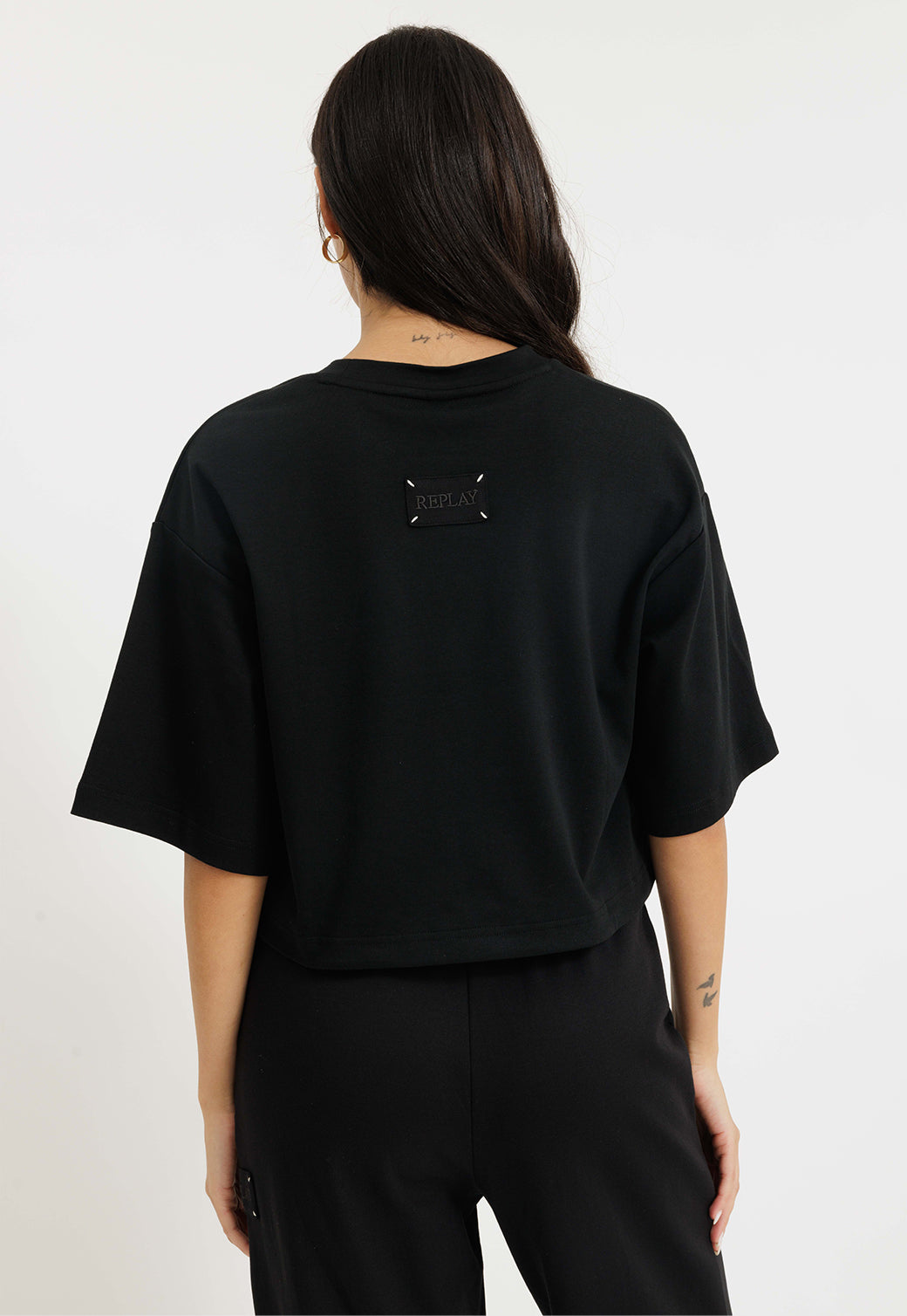 טי-שירט קצרה לנשים לוגו בצבע שחור
