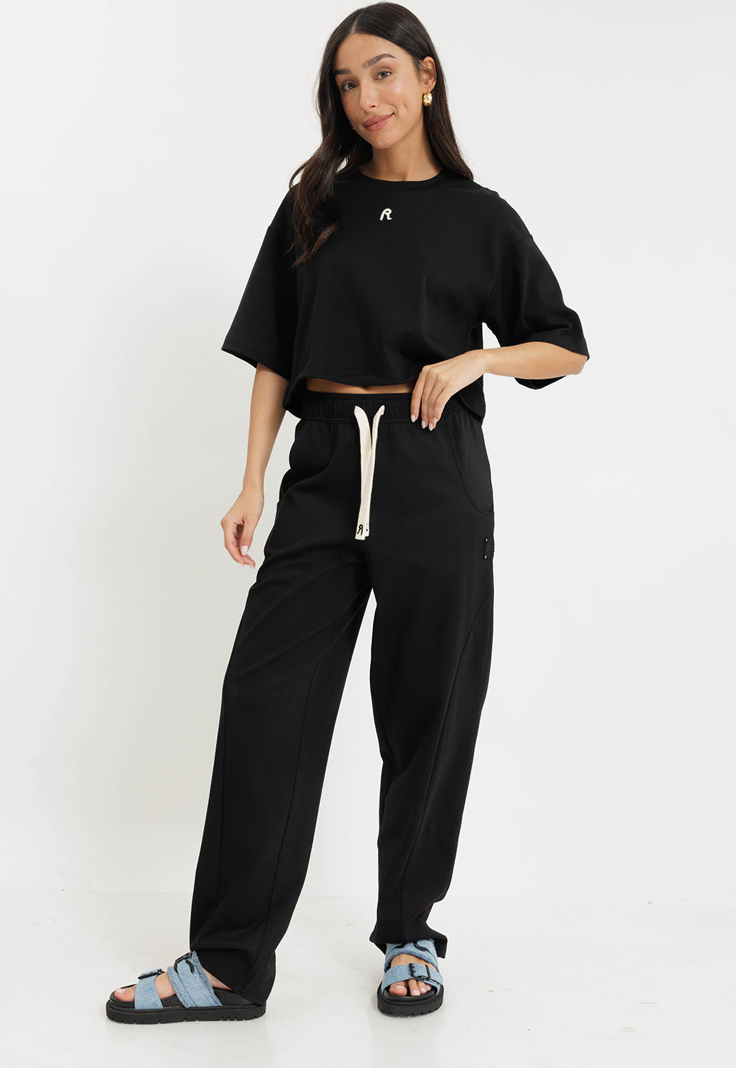 טי-שירט קצרה לנשים לוגו בצבע שחור