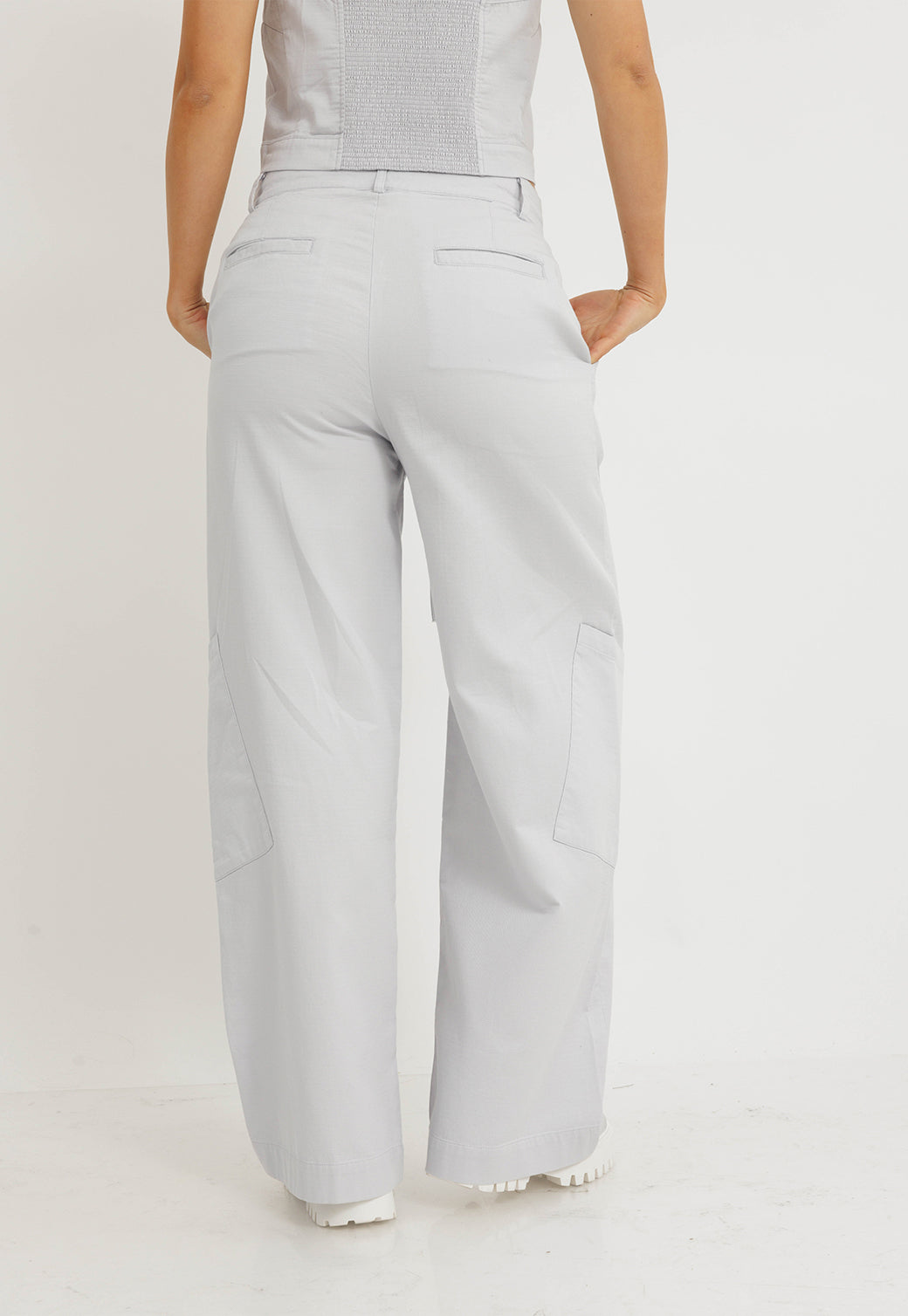 מכנסיים בגזרה רחבה בצבע אפור בהיר