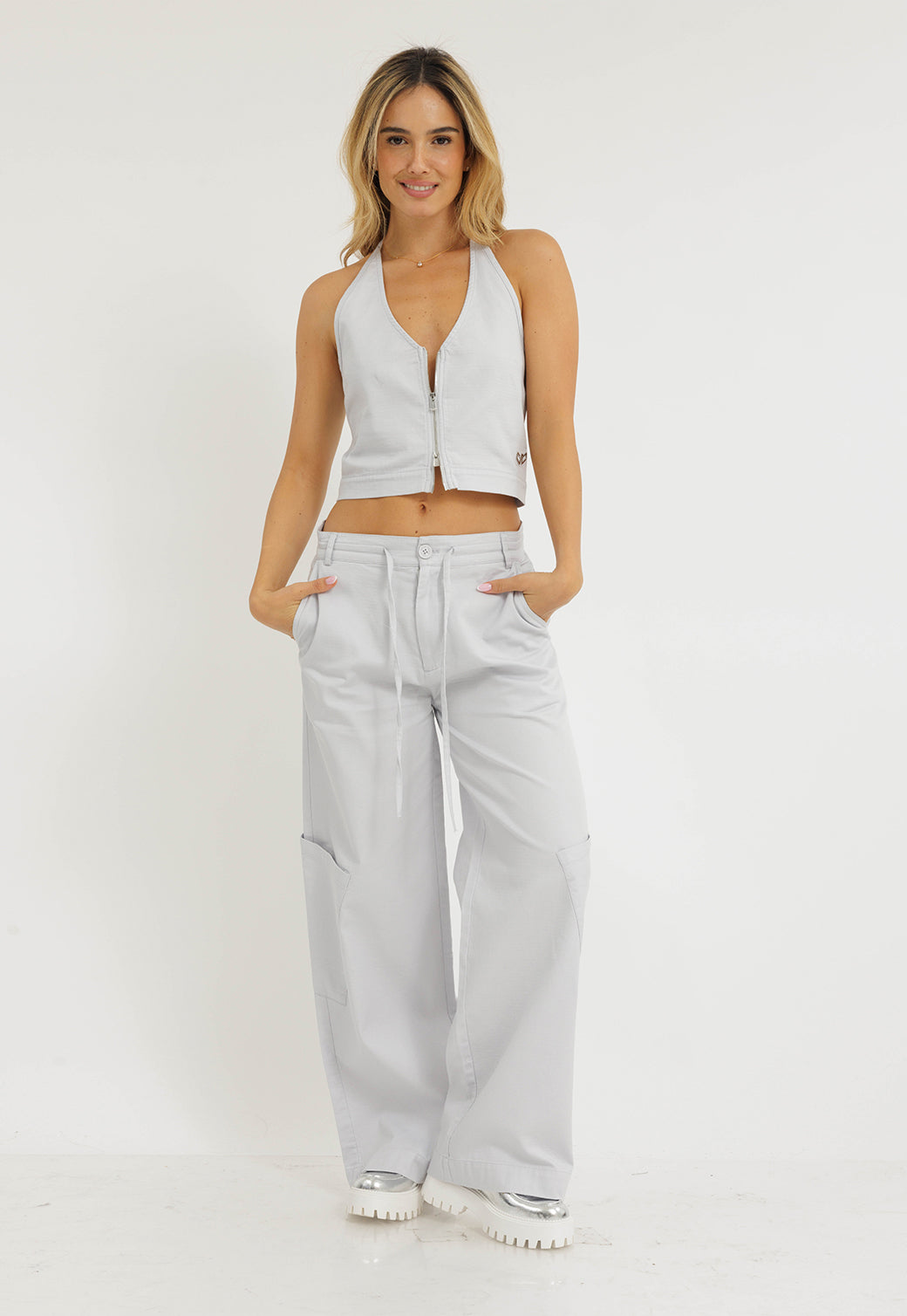 מכנסיים בגזרה רחבה בצבע אפור בהיר