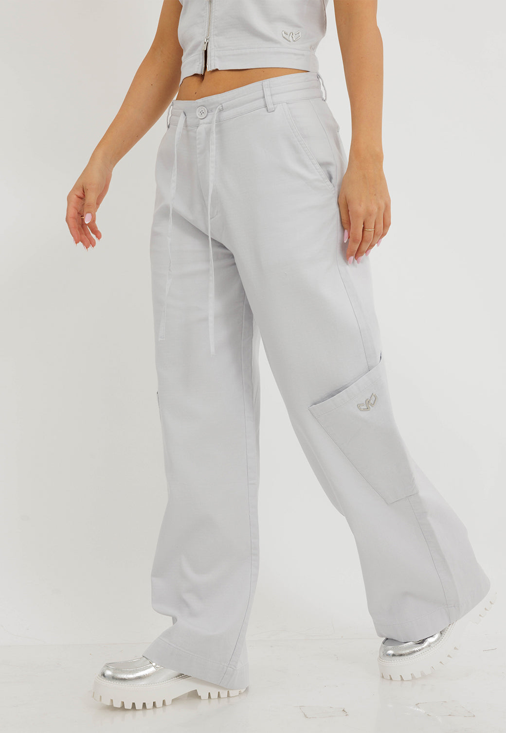 מכנסיים בגזרה רחבה בצבע אפור בהיר