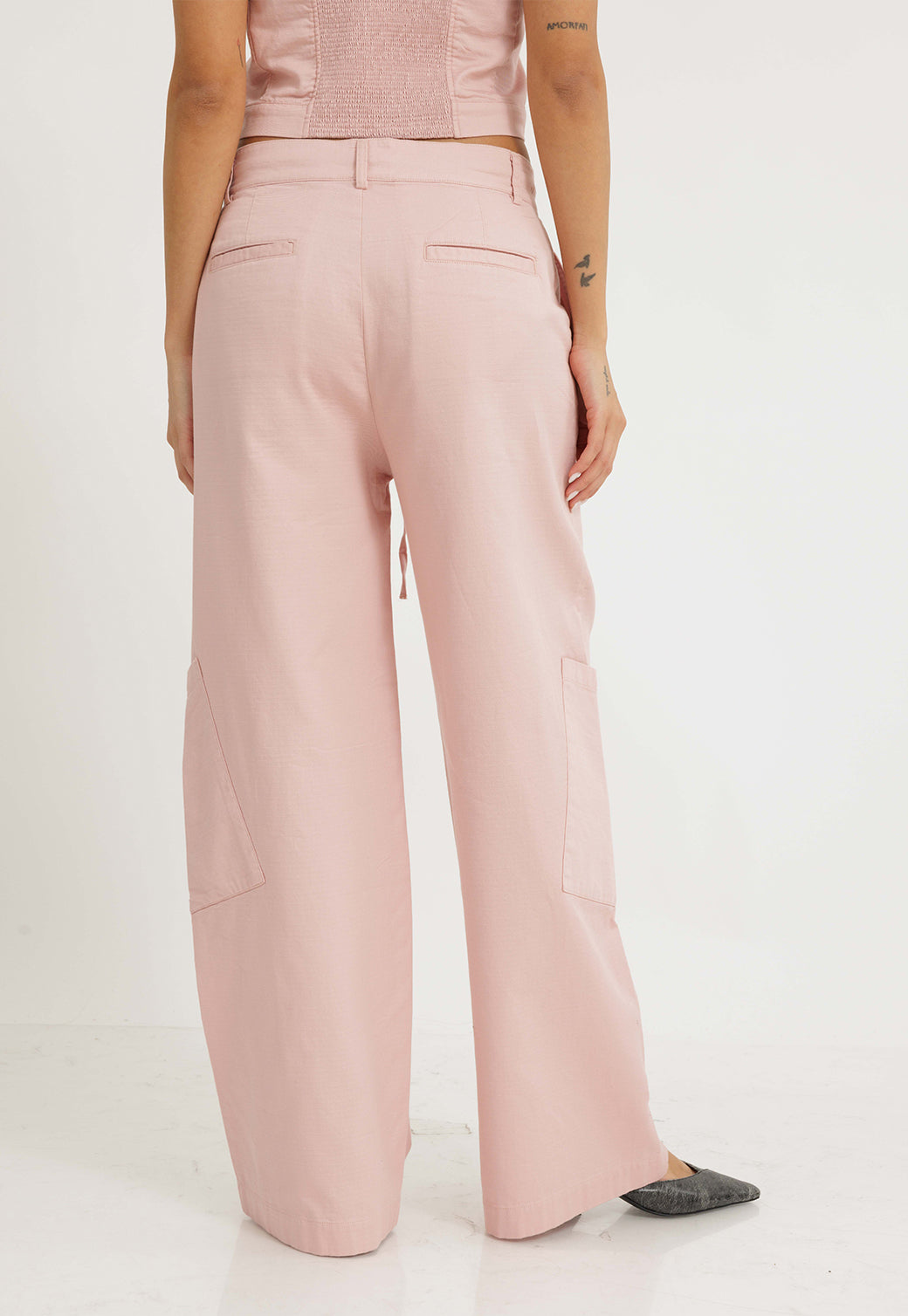 מכנסי כותנה ארוכים בגזרה רחבה בצבע ורוד