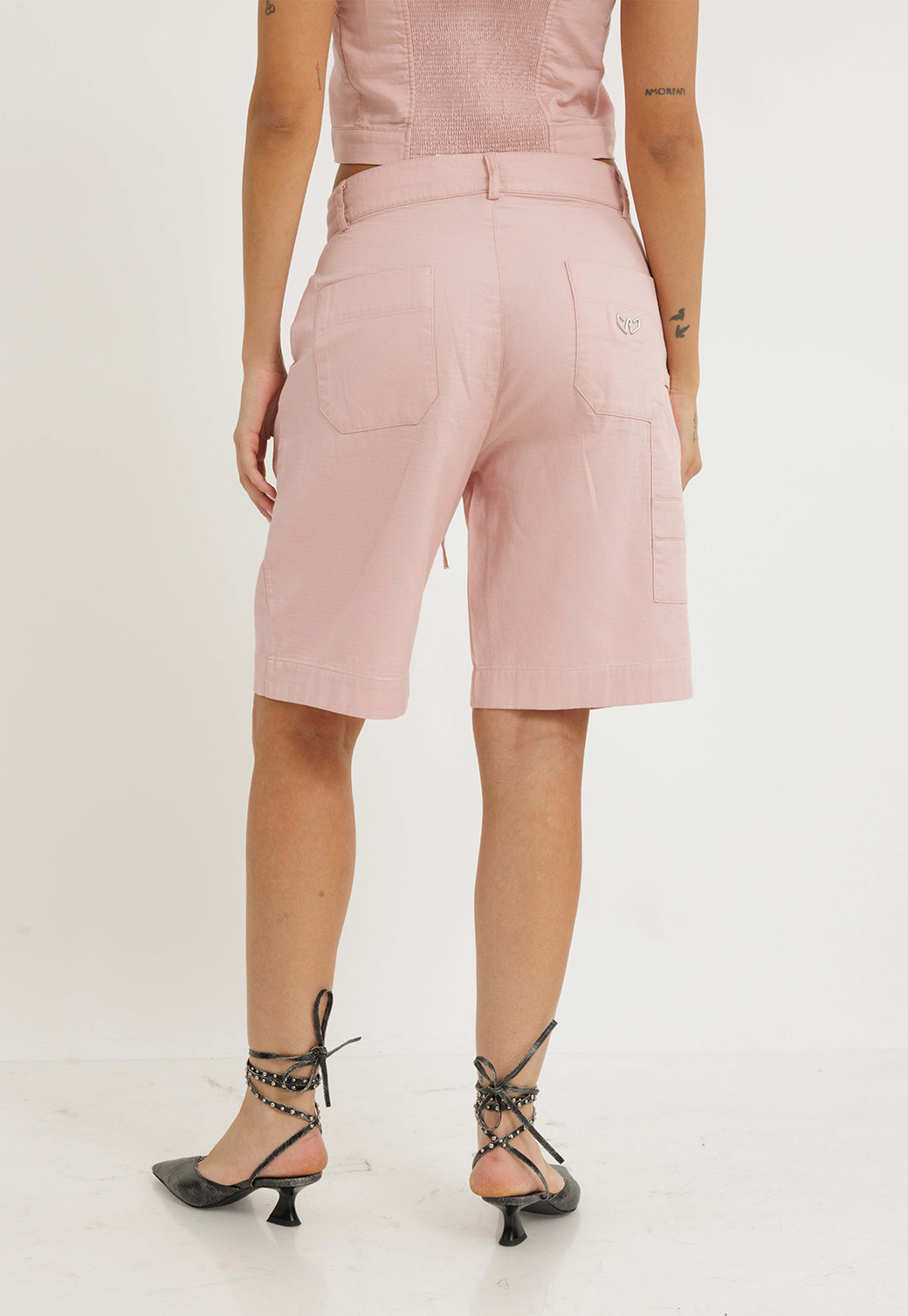 שורט ברמודה בצבע ורוד