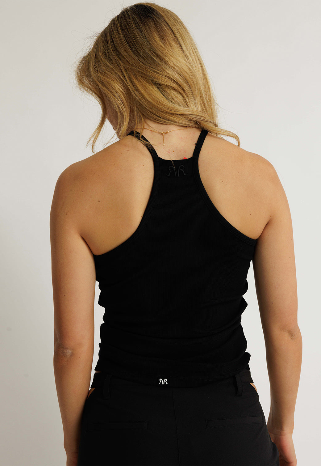 גופיית ריב לנשים בצבע שחור עם כתפייה מוצלבת