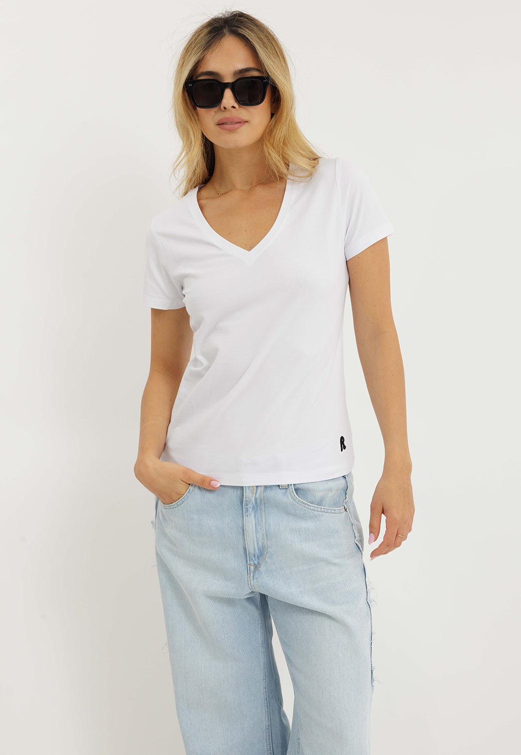 חולצת V קצרה לנשים בצבע לבן