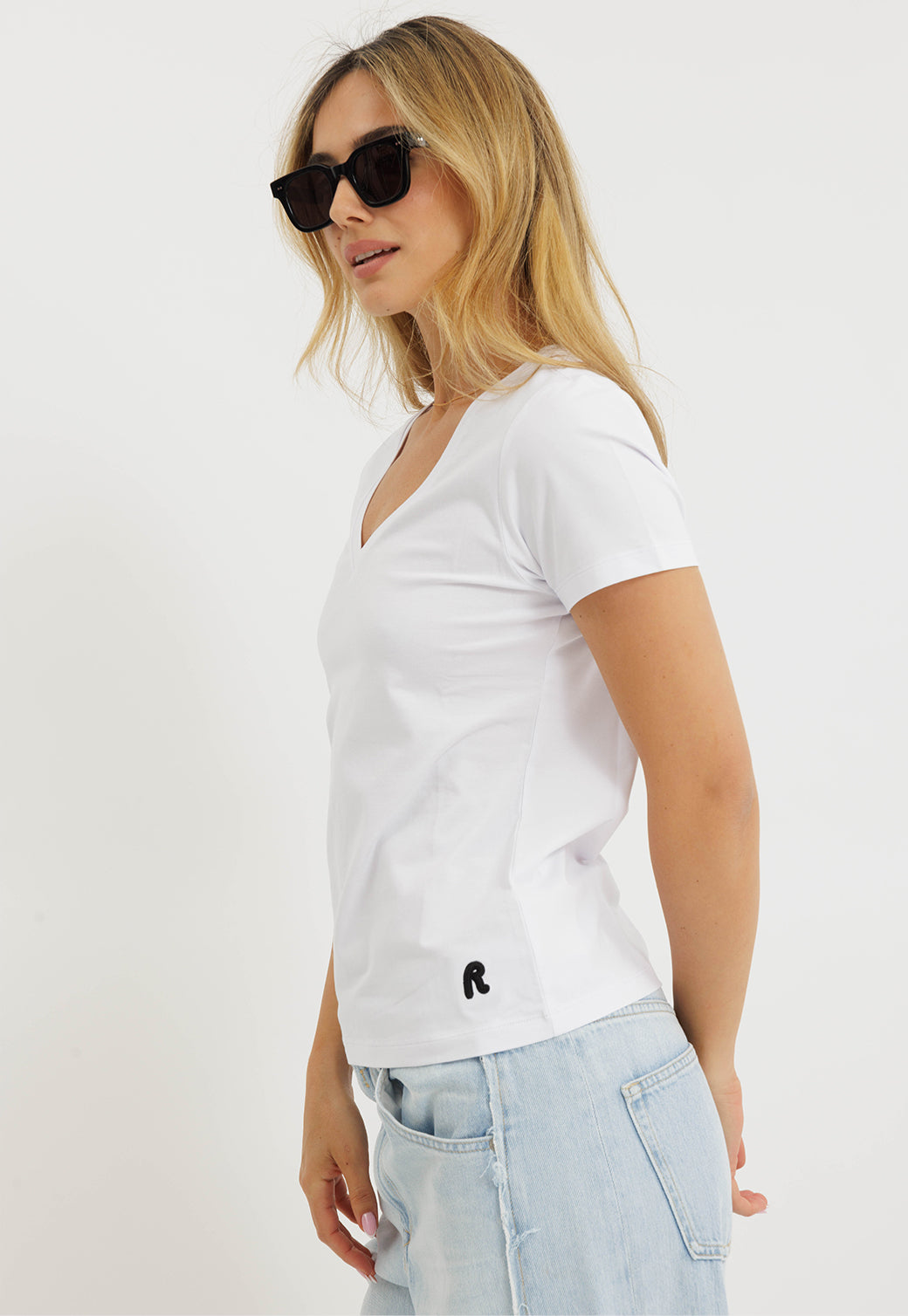 חולצת V קצרה לנשים בצבע לבן