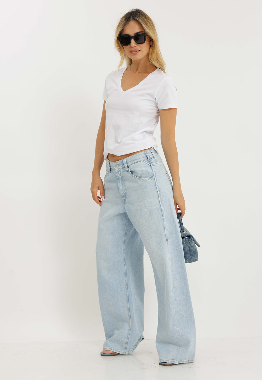 חולצת V קצרה לנשים בצבע לבן