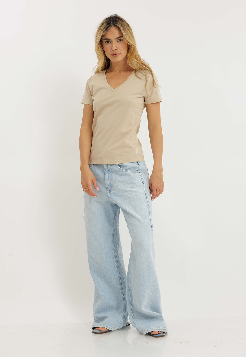 חולצת טי שירט לנשים עם מחשוף V