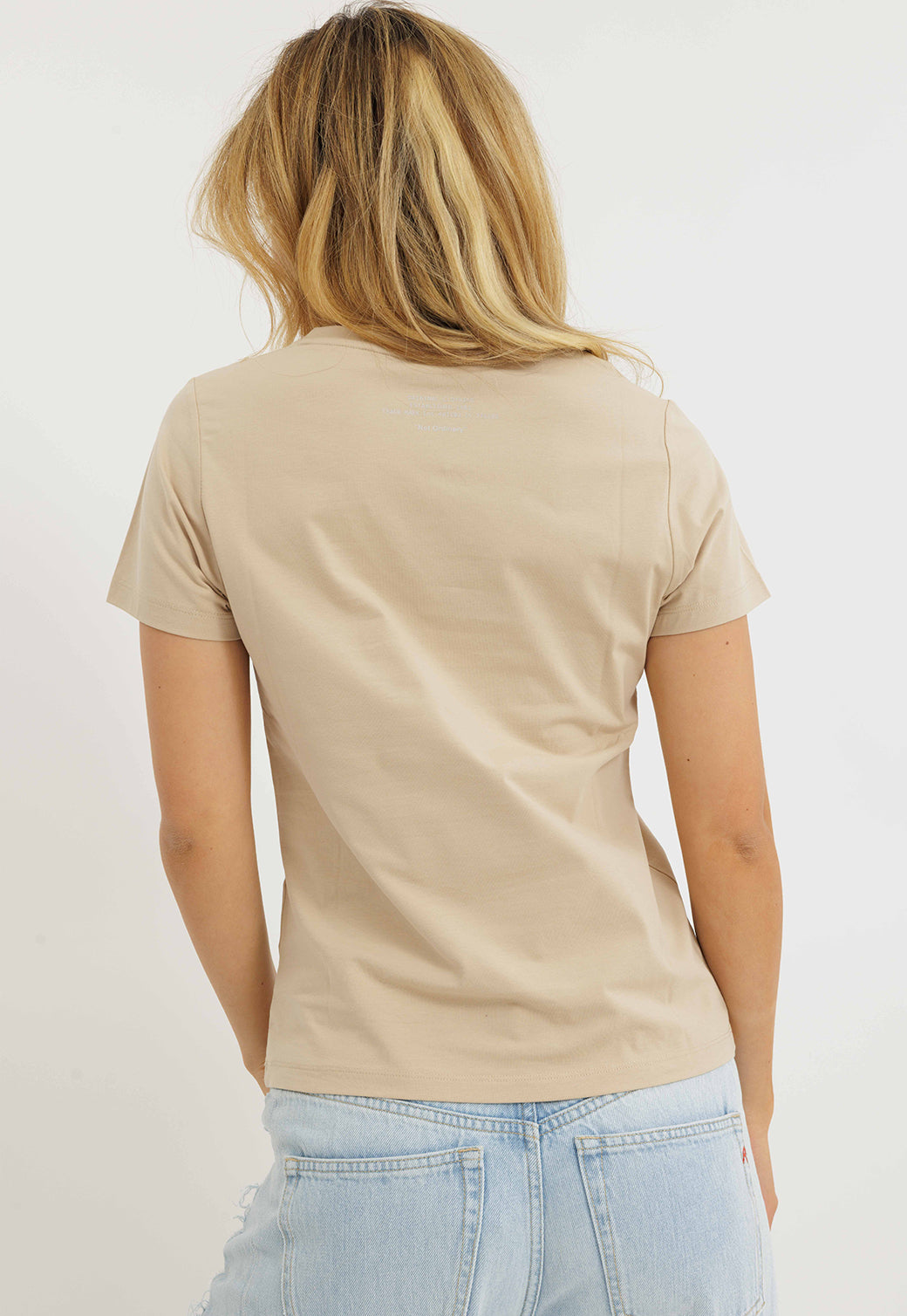 חולצת טי שירט לנשים עם מחשוף V