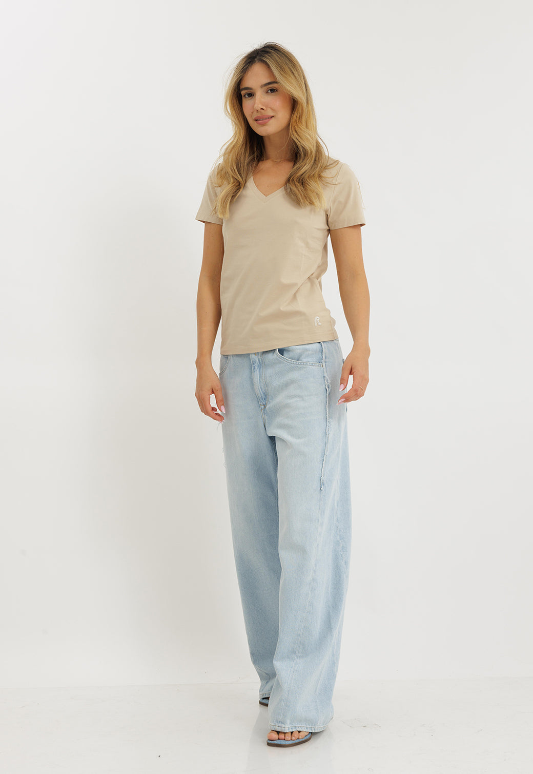 חולצת טי שירט לנשים עם מחשוף V