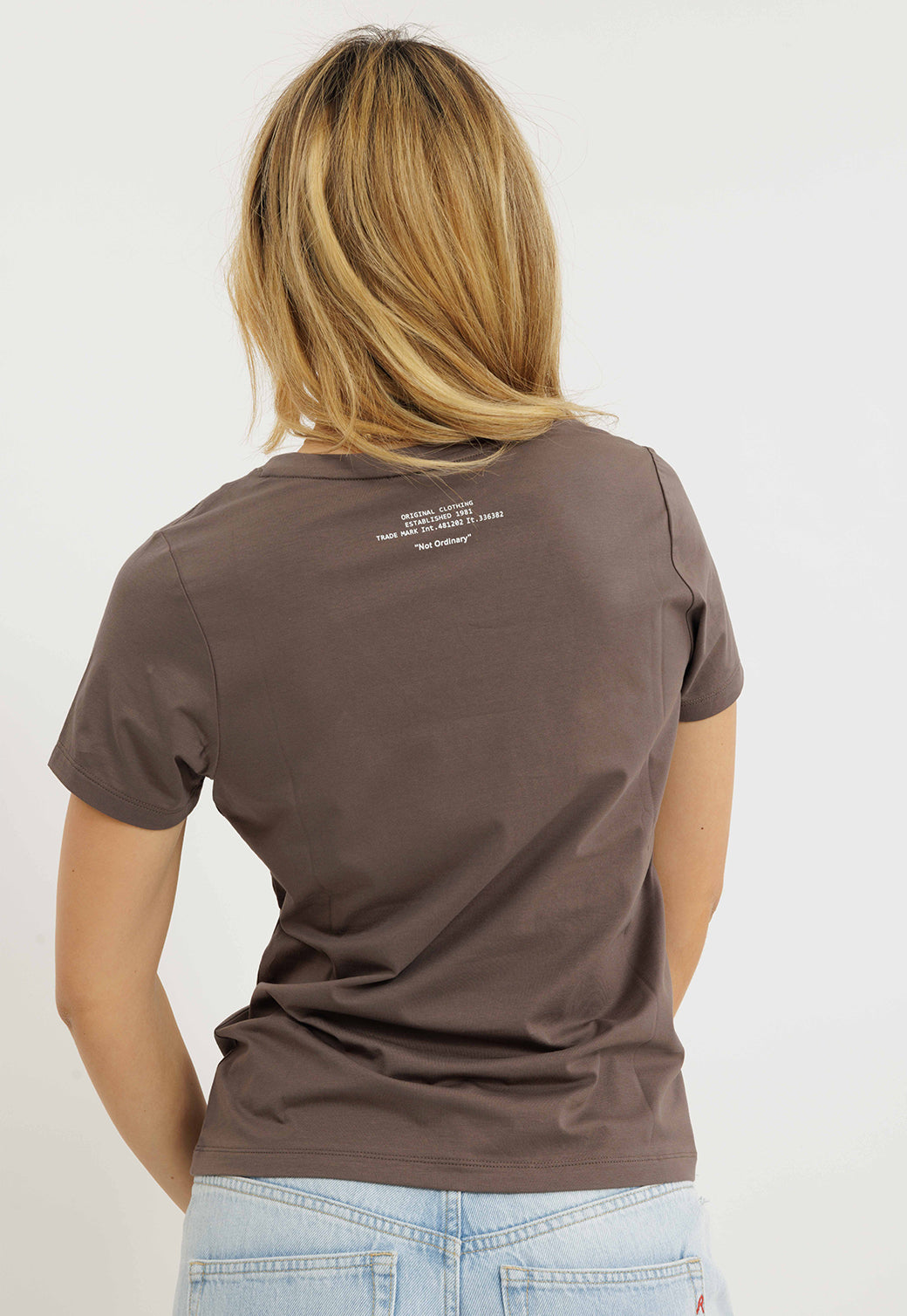 חולצת טי קצרה לנשים בצבע חום