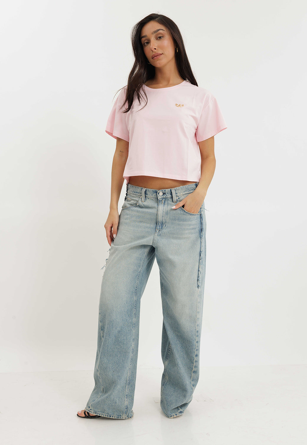 חולצת טי קצרה לנשים בצבע ורוד בהיר