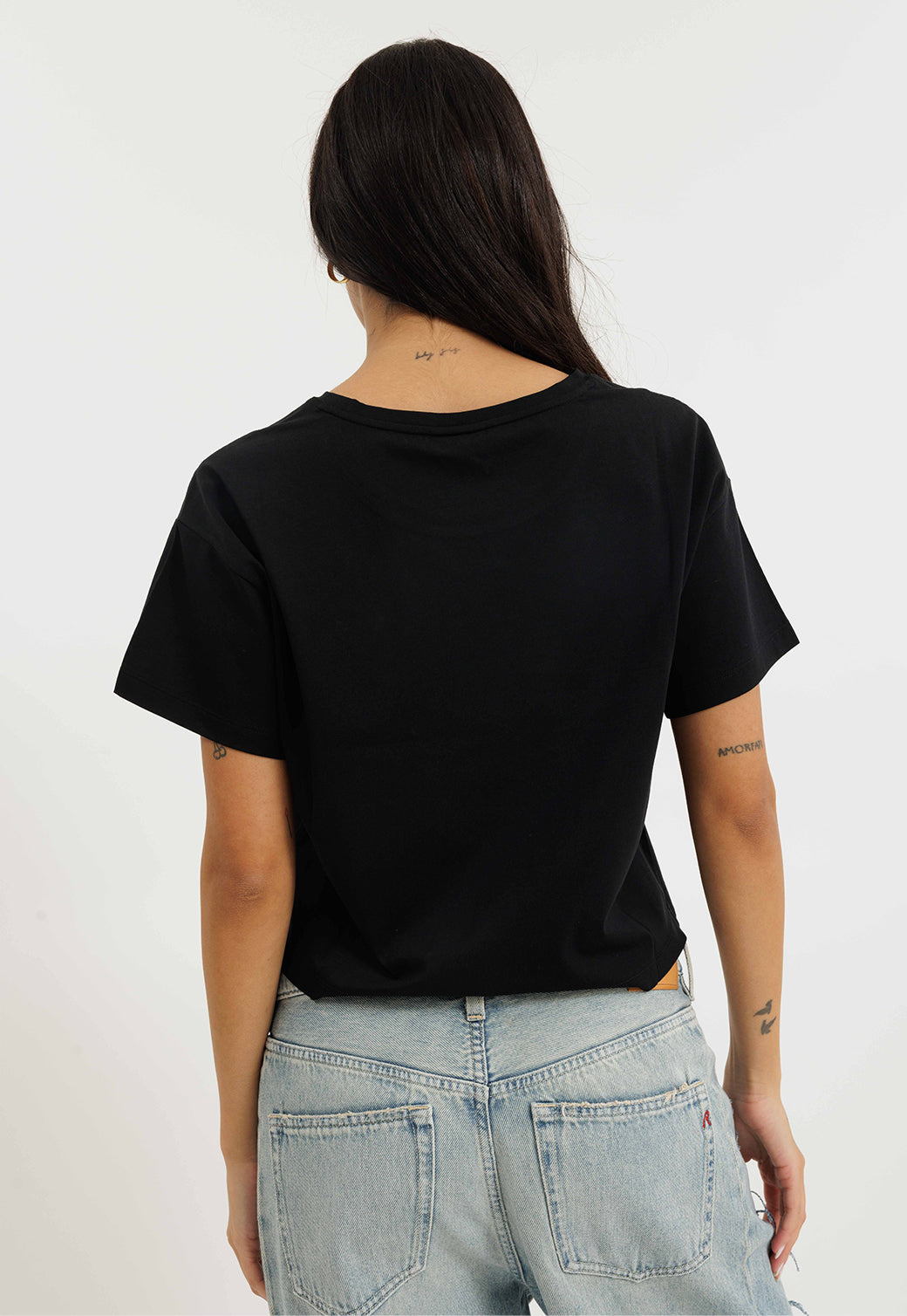 חולצת קרופ רחבה לנשים בצבע שחור