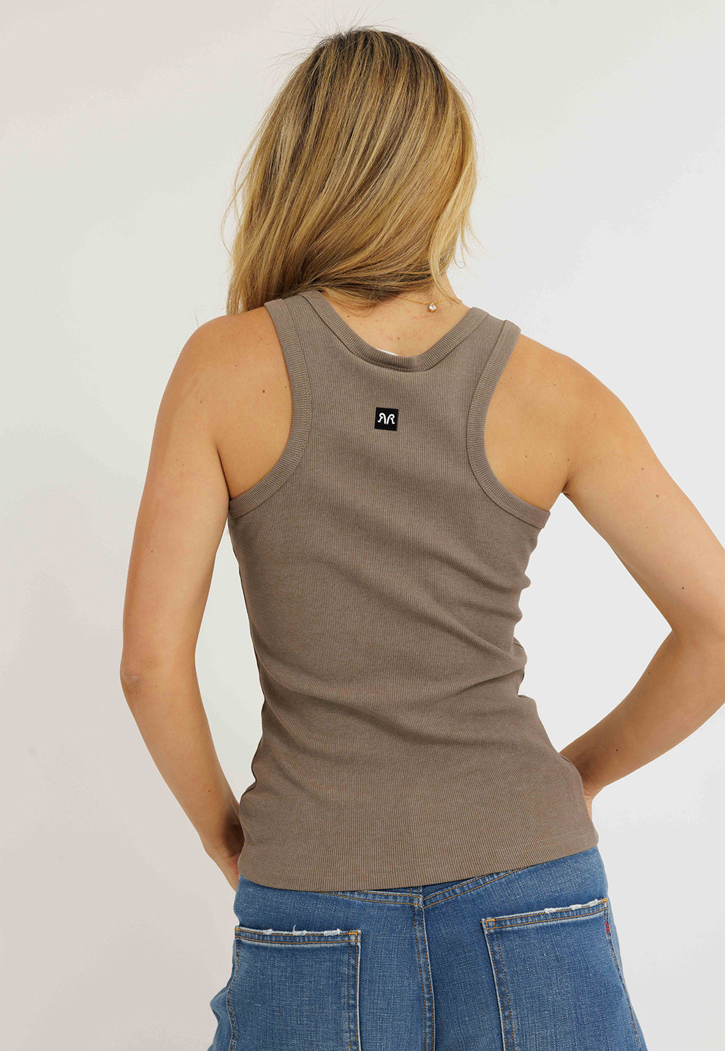 גופיית נשים בצבע חום