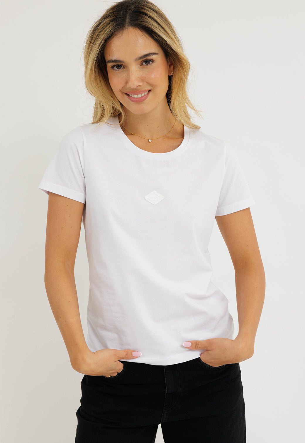 חולצת טי קצרה לנשים בצבע לבן עם לוגו רקום