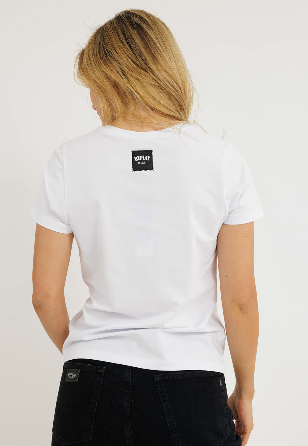 חולצת טי קצרה לנשים בצבע לבן עם לוגו רקום