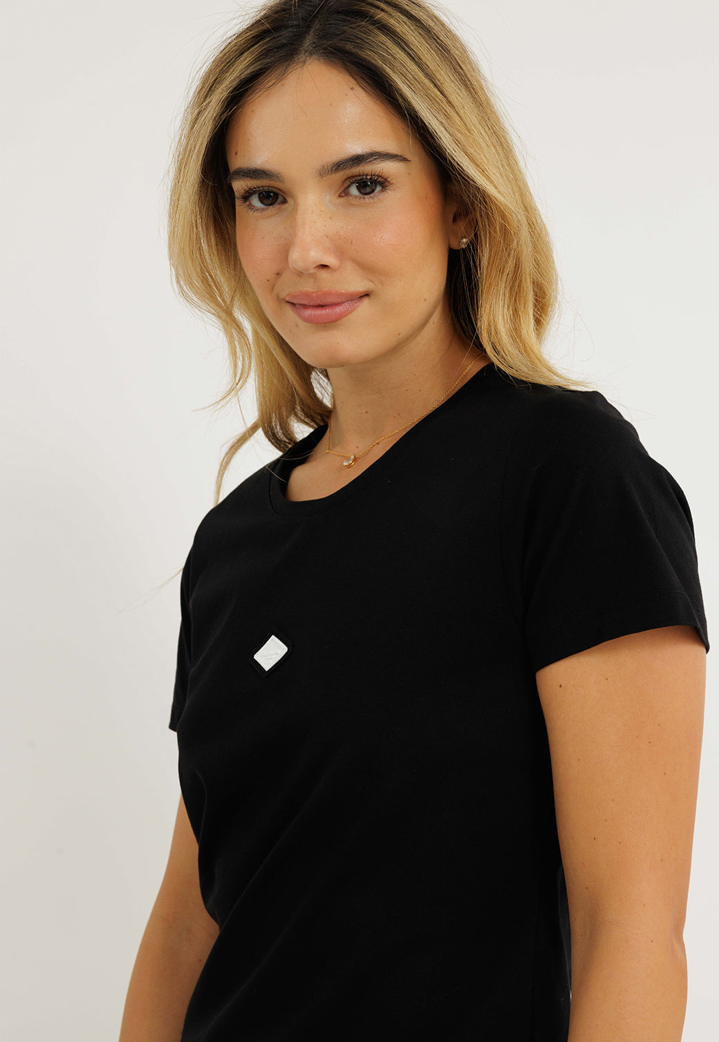 חולצת לייקרה קצרה לנשים בצבע שחור