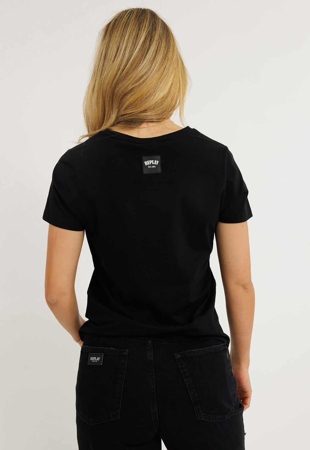 חולצת לייקרה קצרה לנשים בצבע שחור