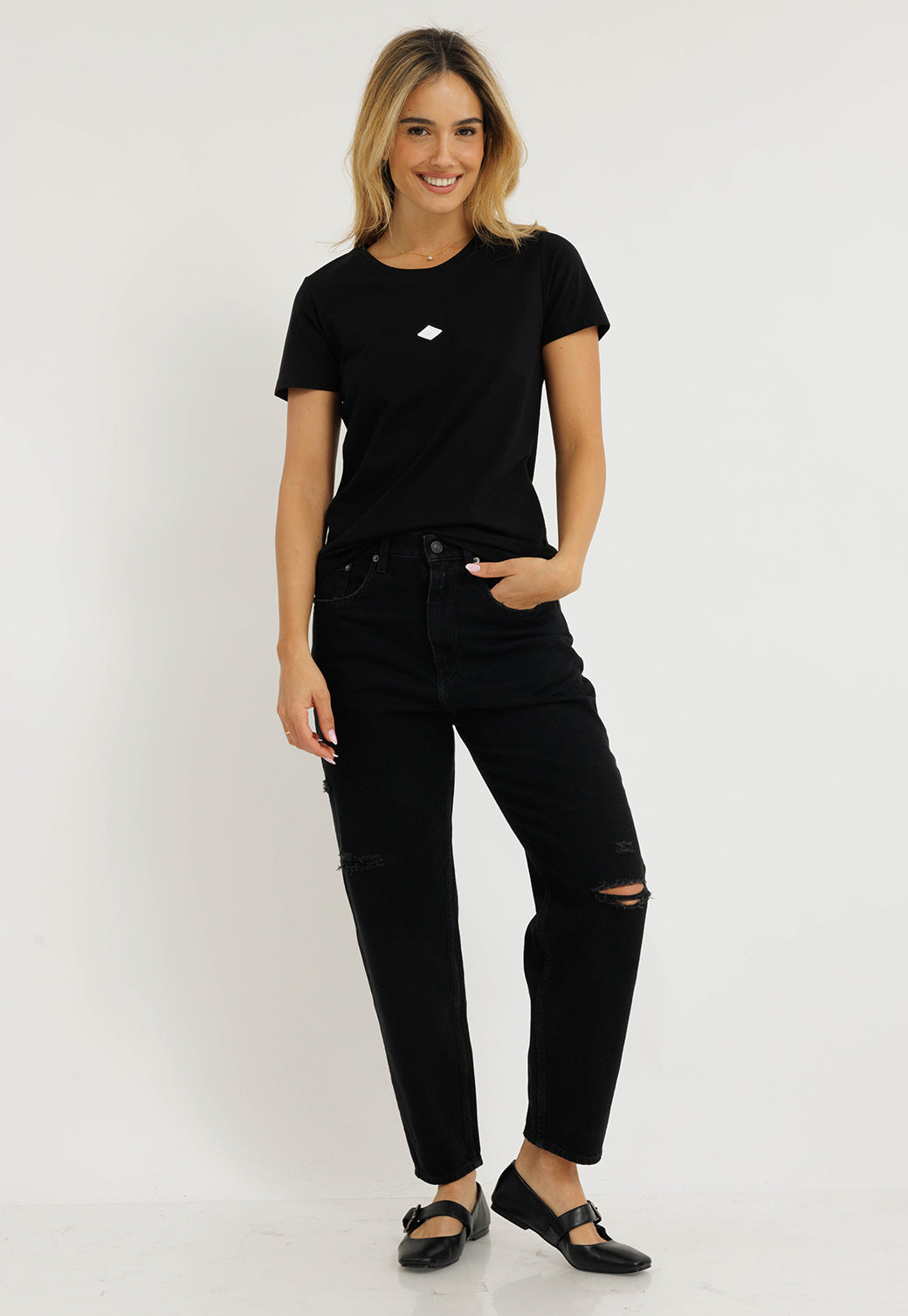 חולצת לייקרה קצרה לנשים בצבע שחור