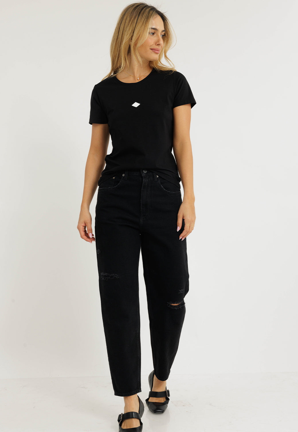 חולצת לייקרה קצרה לנשים בצבע שחור