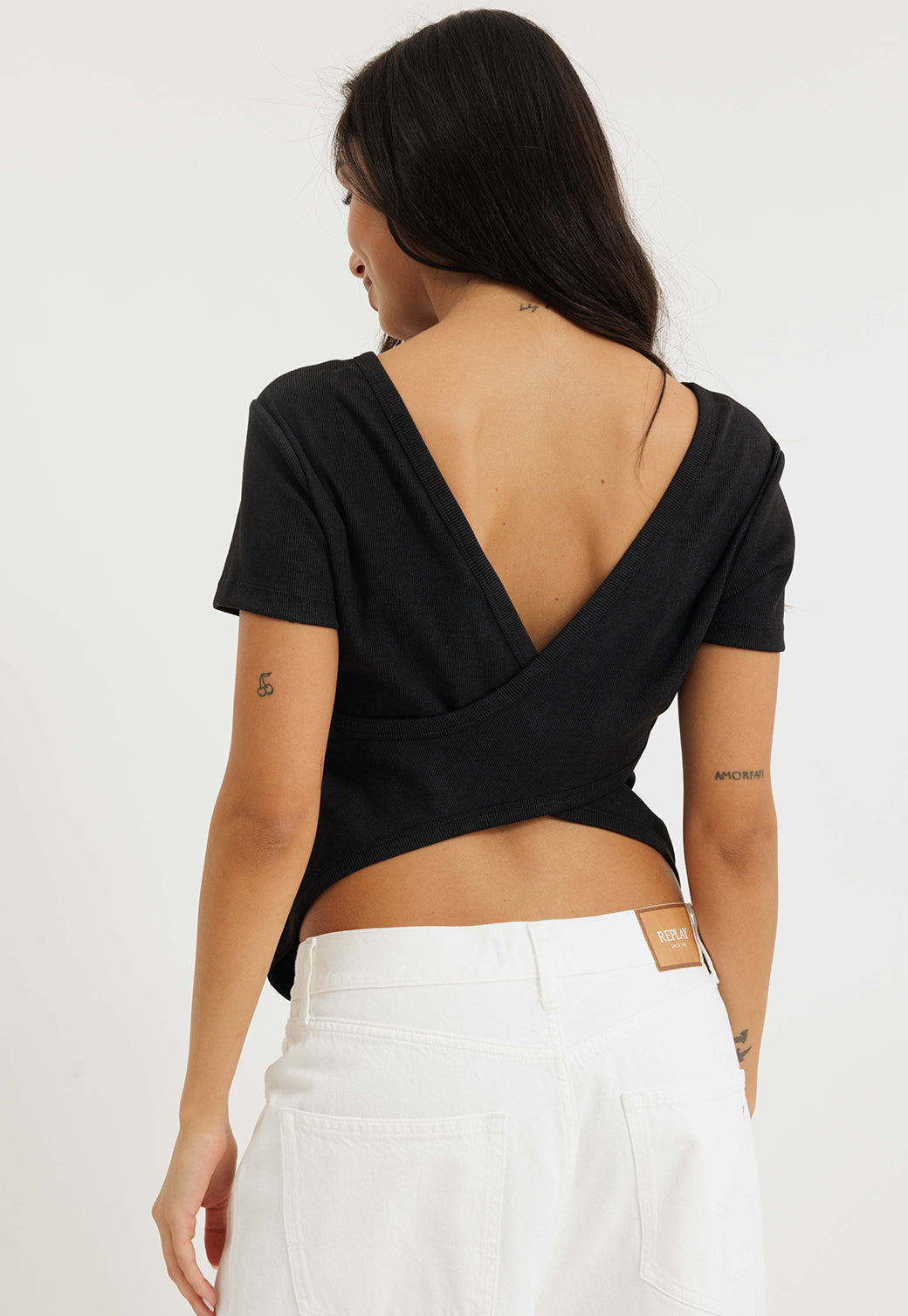 חולצת טי שירט לנשים בצבע שחור עם גב פתוח