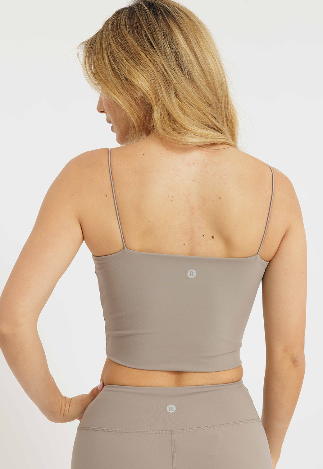 גופיית קרופ עם כתפיות דקות בצבע בז'