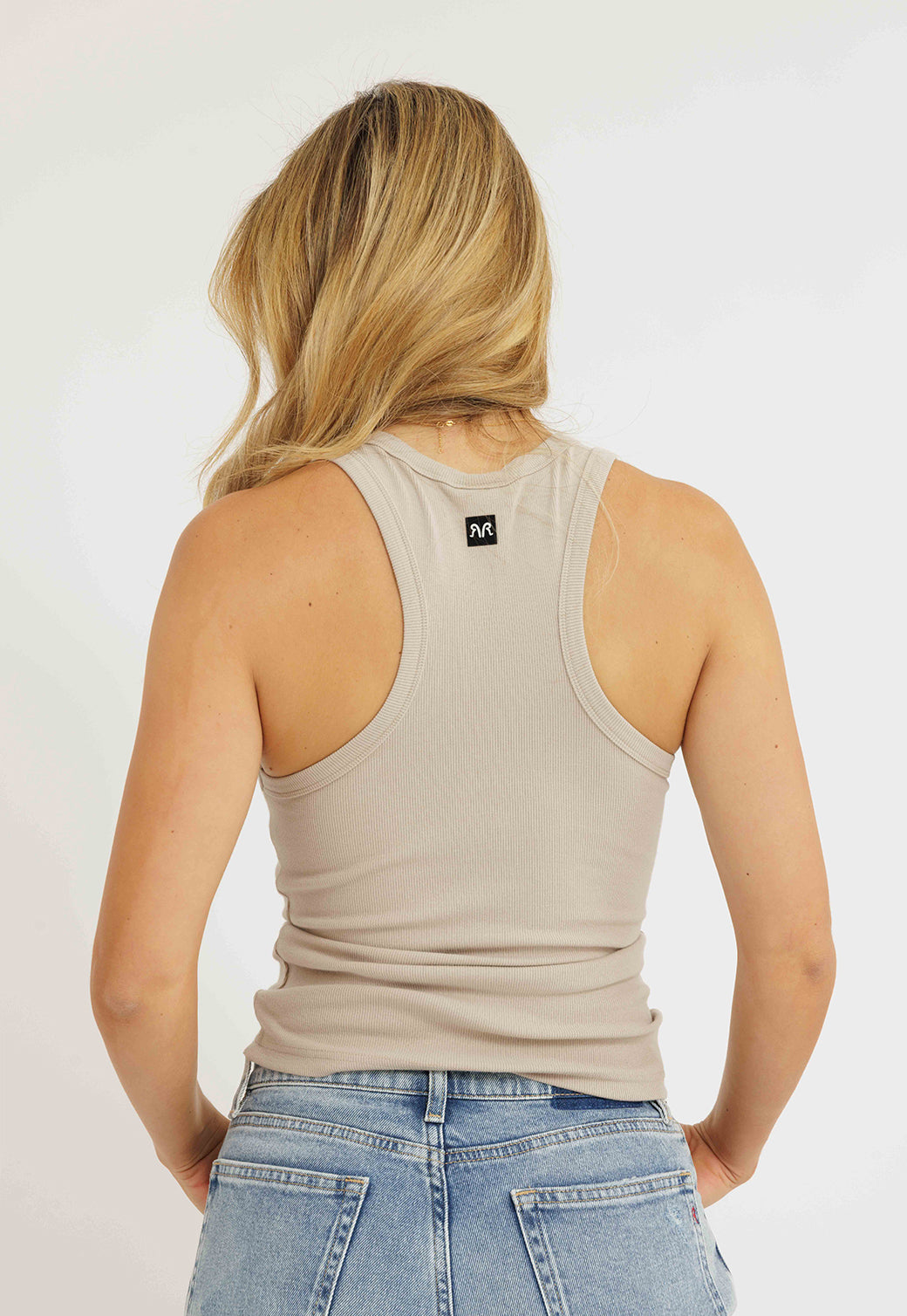 גופיית ריב לנשים בצבע אבן עם לוגו רקום