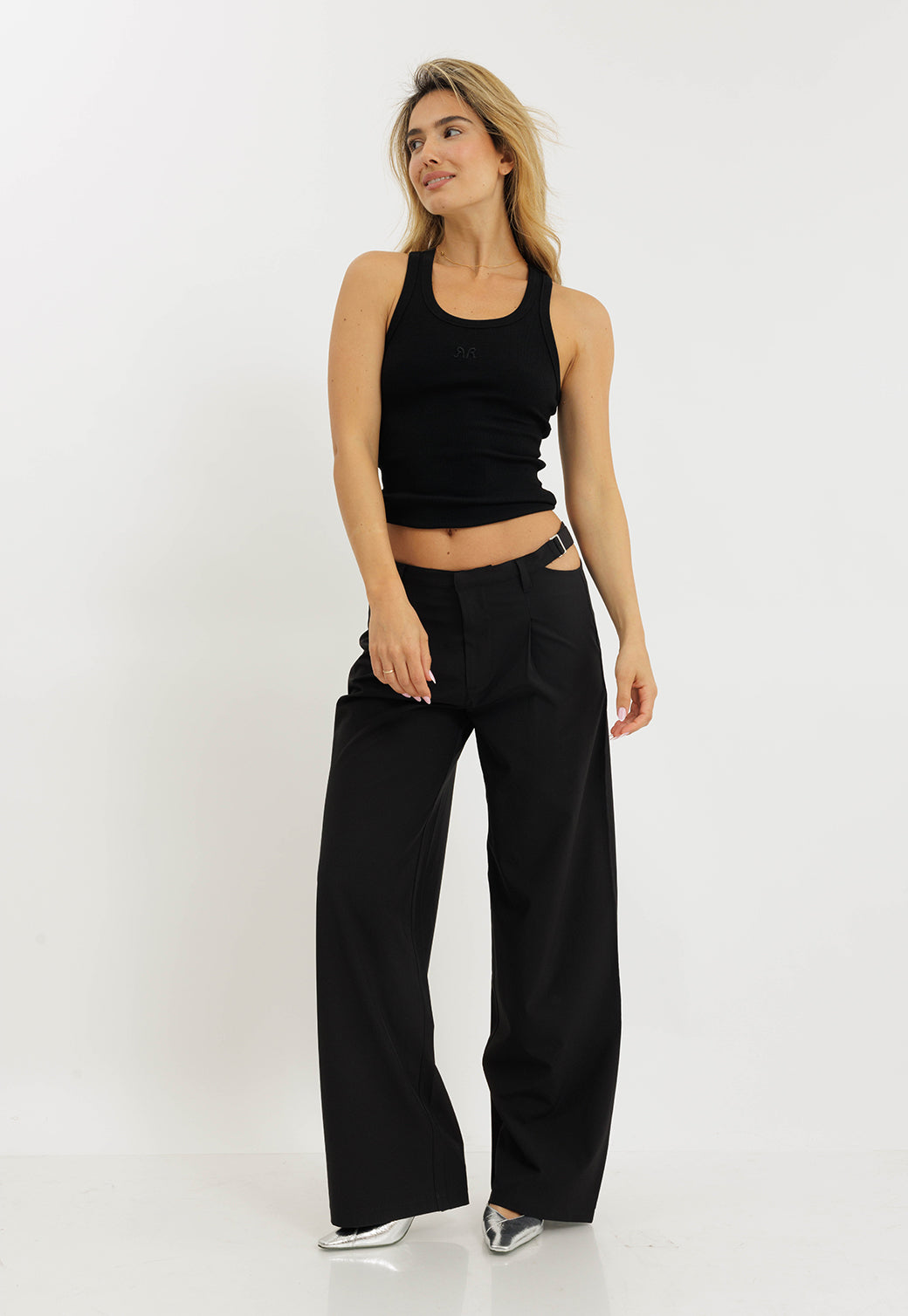 גופיית ריב לנשים בצבע שחור עם לוגו רקום