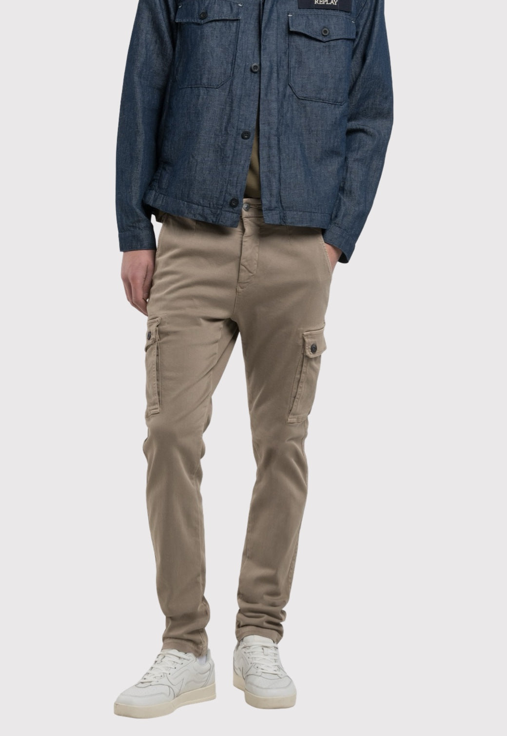 מכנסי קארגו לגברים בצבע בז' עם כיסי צד וכפתורים, לוגו Replay בגב, גזרה צרה ונוחה.