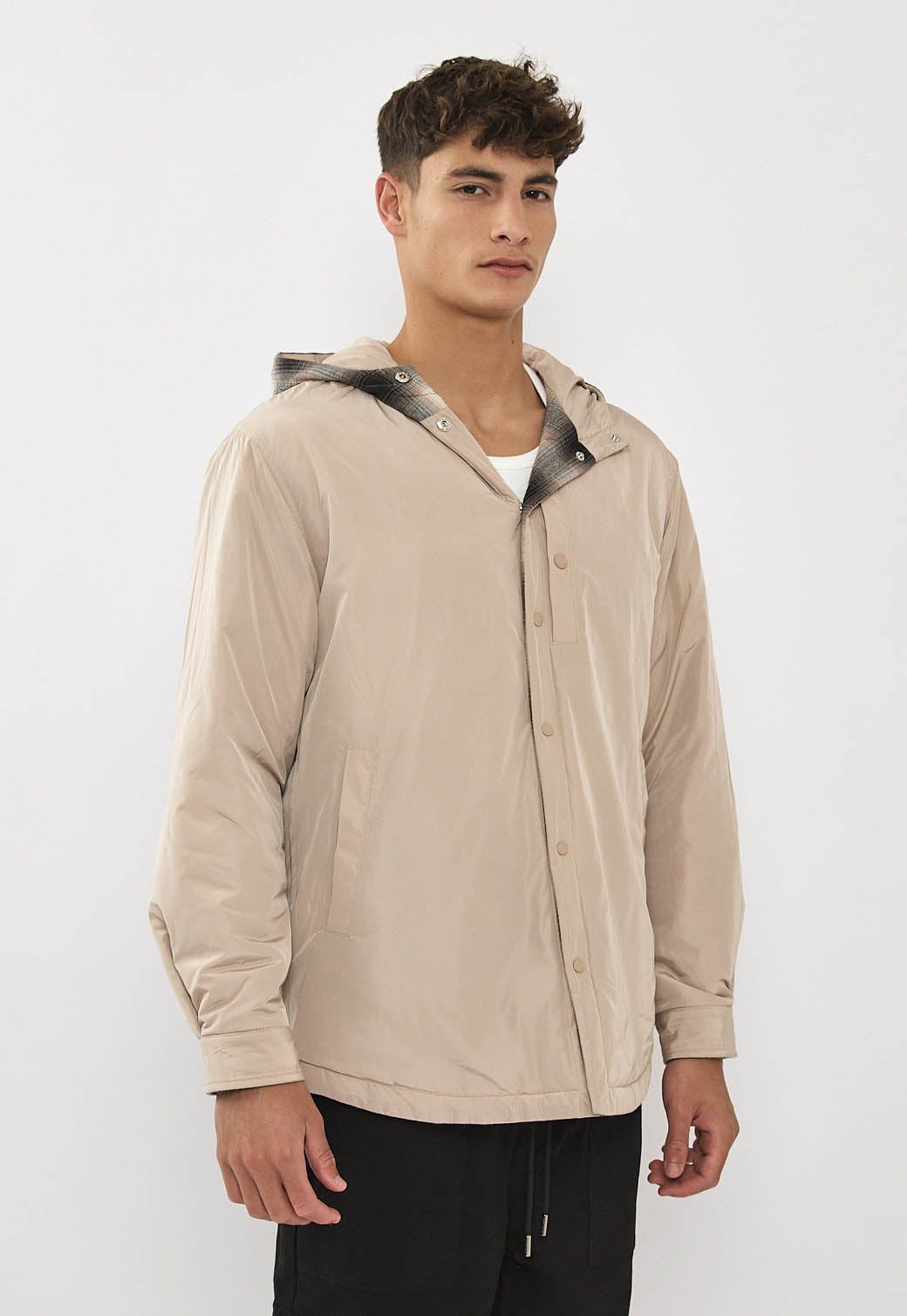 ג׳קט פלאנל דו־צדדי לגברים בצבע חום משובץ/בז׳ עם קפוצ׳ון