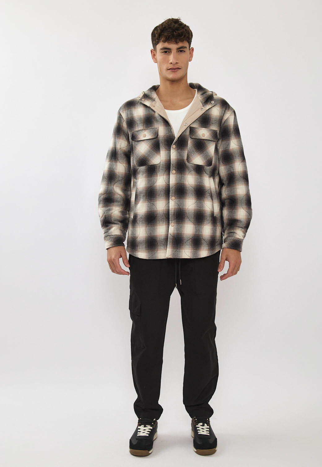 ג׳קט פלאנל דו־צדדי לגברים בצבע חום משובץ/בז׳ עם קפוצ׳ון