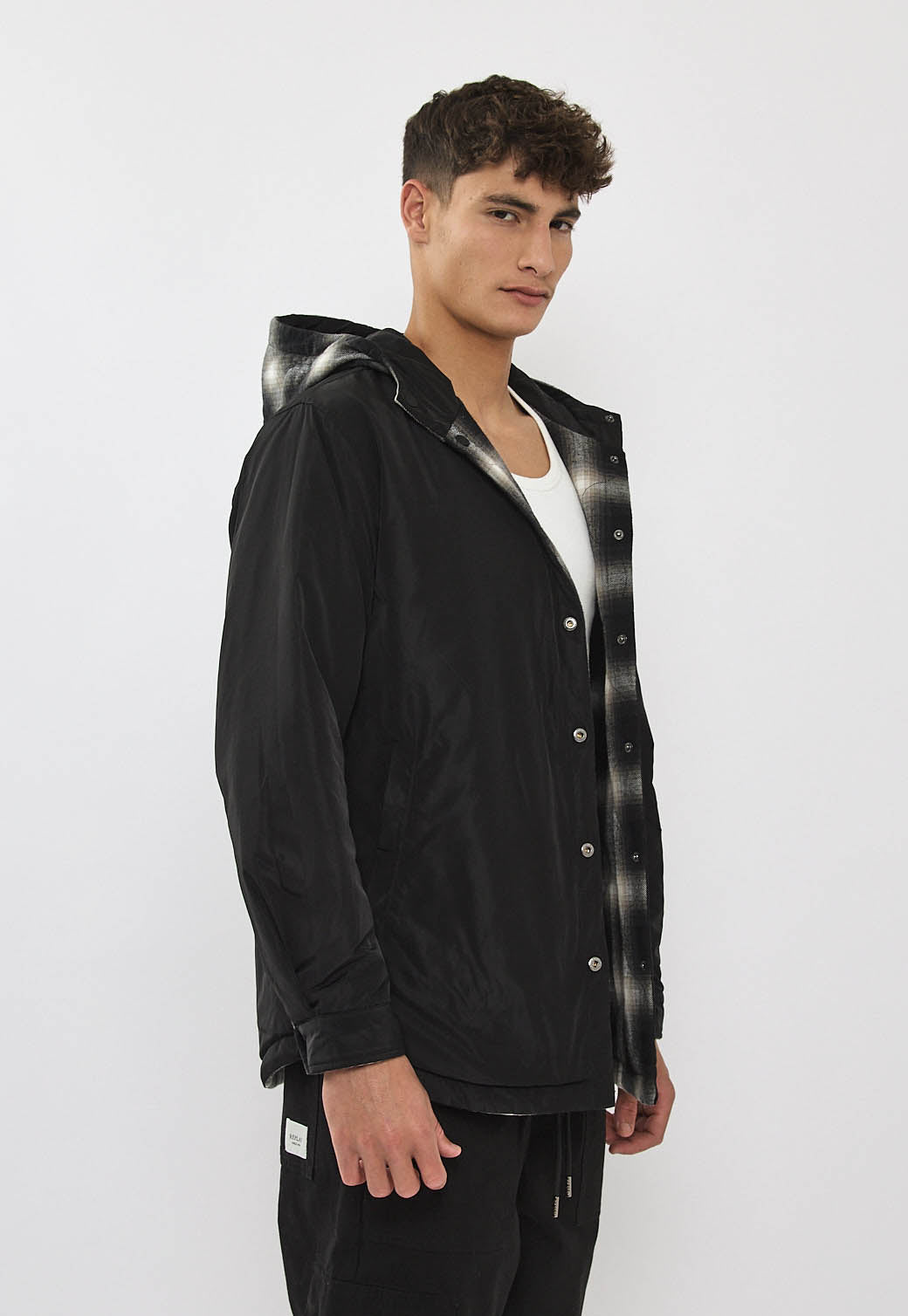 ג'קט דו-צדדית לגברים משובצת בצבע שחור ולבן עם קפוצ'ון