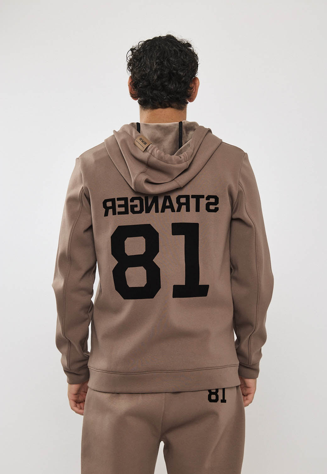 קפוצ'ון רוכסן לגברים בצבע קאמל עם הדפס 81 בגב