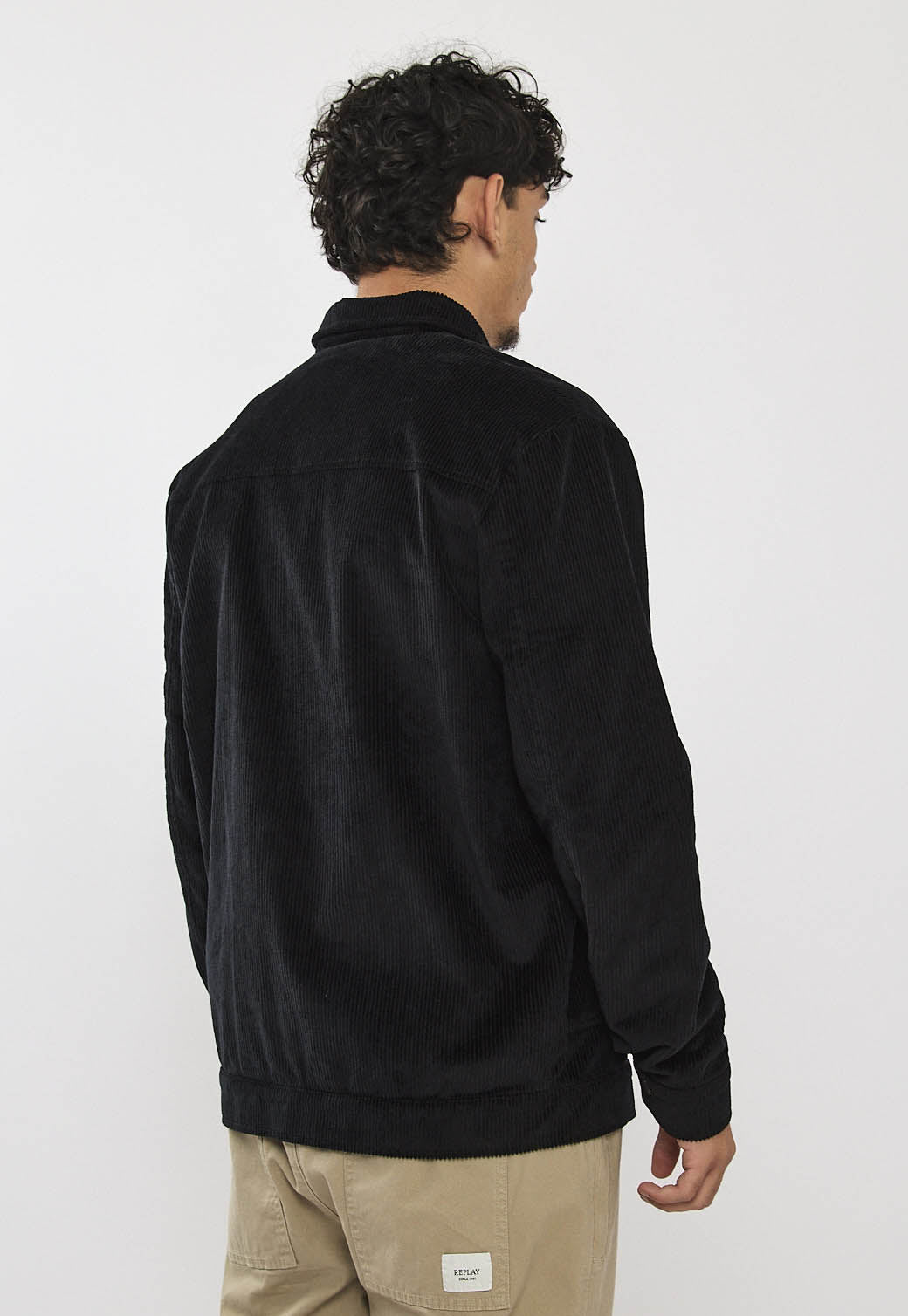 ג'קט לגברים בצבע שחור עם כפתורים