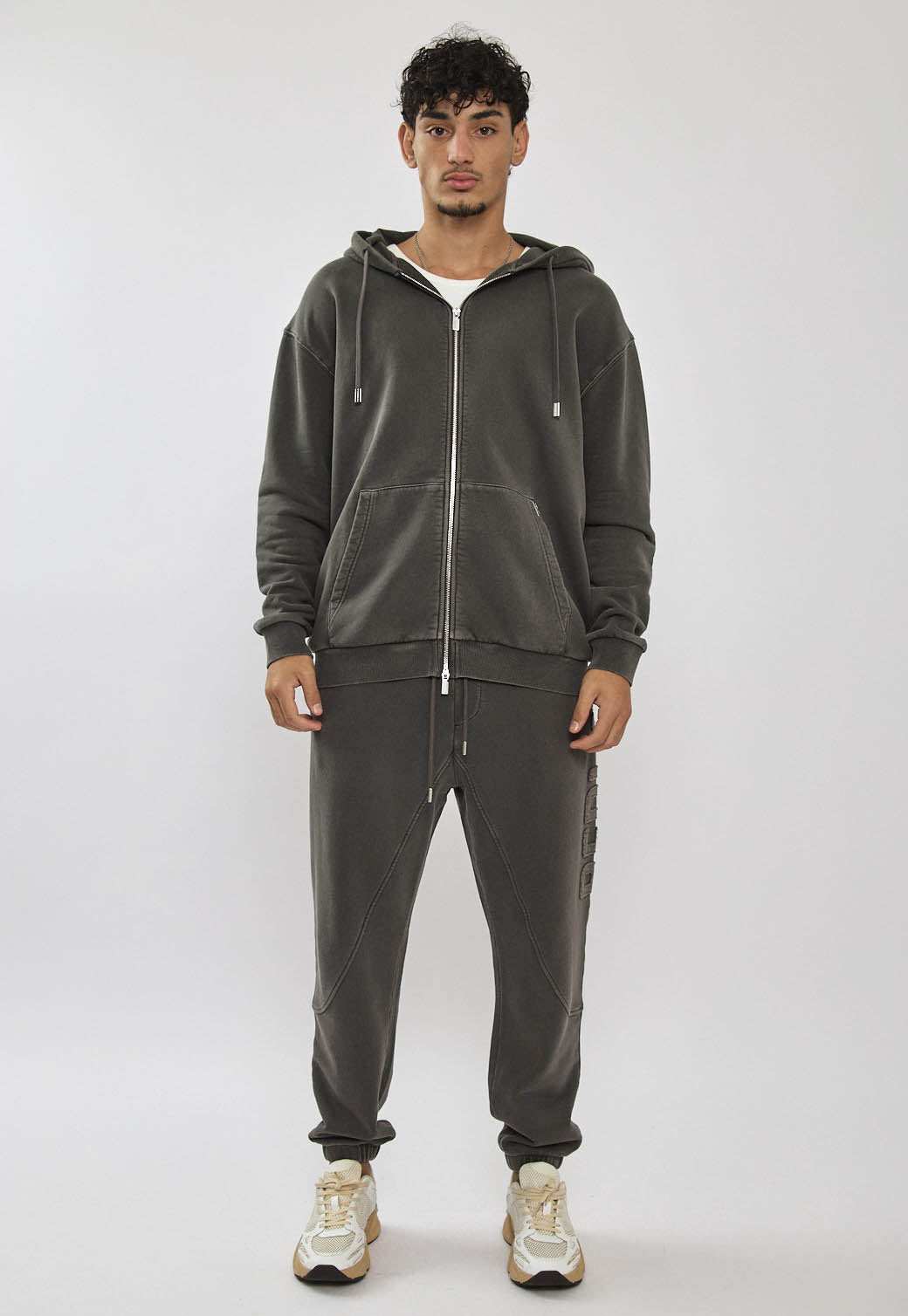 קפוצ’ון רוכסן לגברים בצבע אפור בהיר