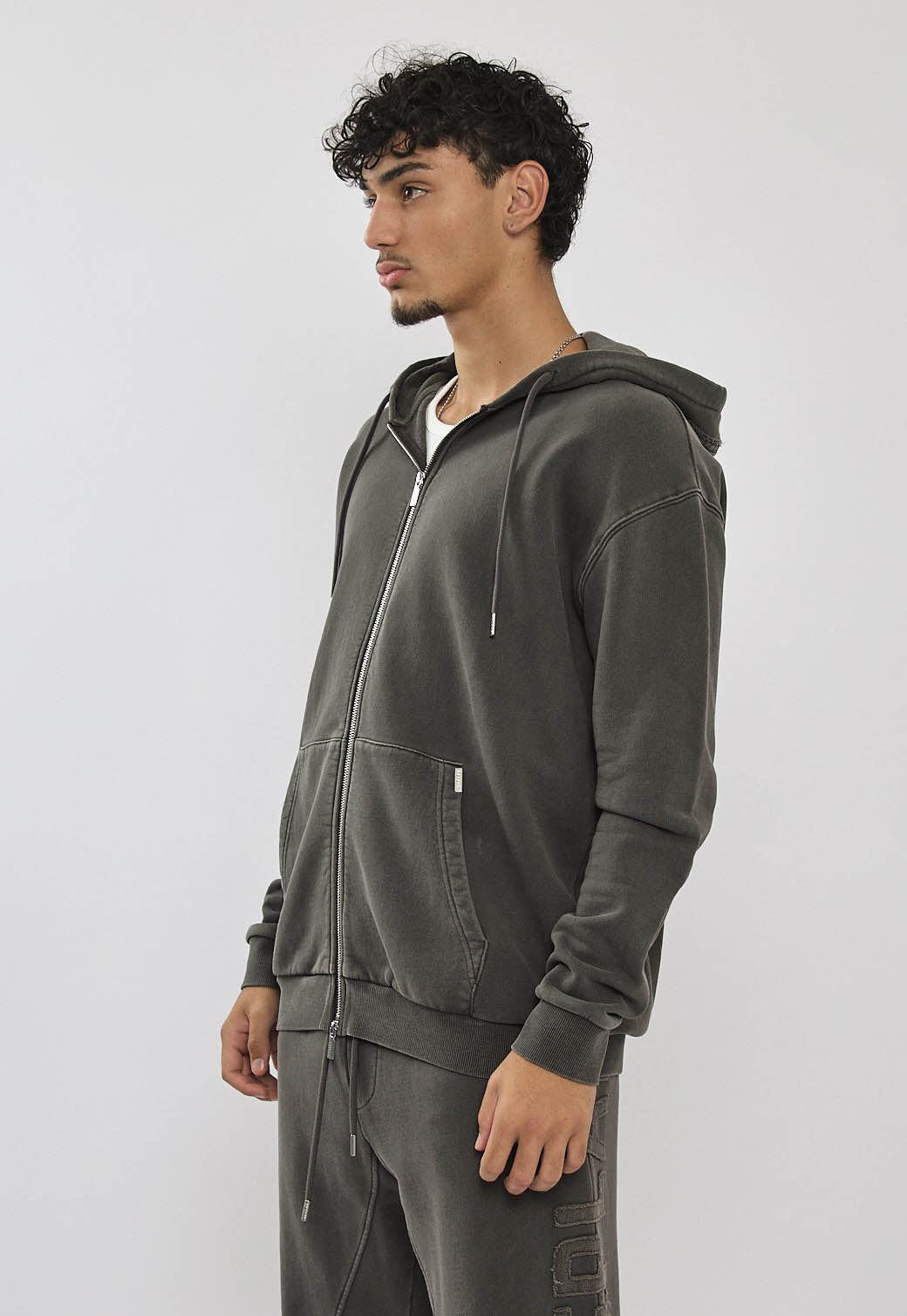 קפוצ’ון רוכסן לגברים בצבע אפור בהיר