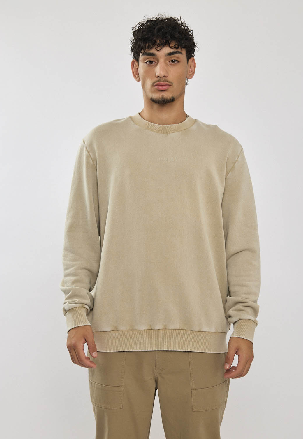 סווטשירט טרי לגברים בצבע קרם בהיר עם שרוולים ארוכים.