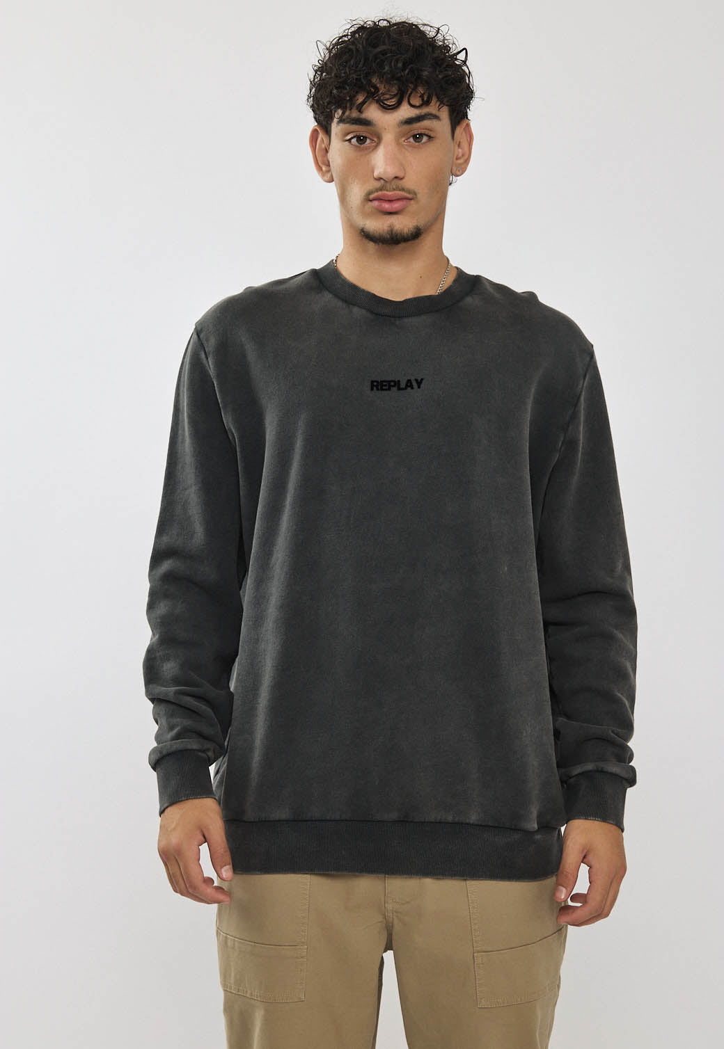 סווטשירט לגברים בצבע שחור עם הדפס STRANGER ומספר 81 בגב.