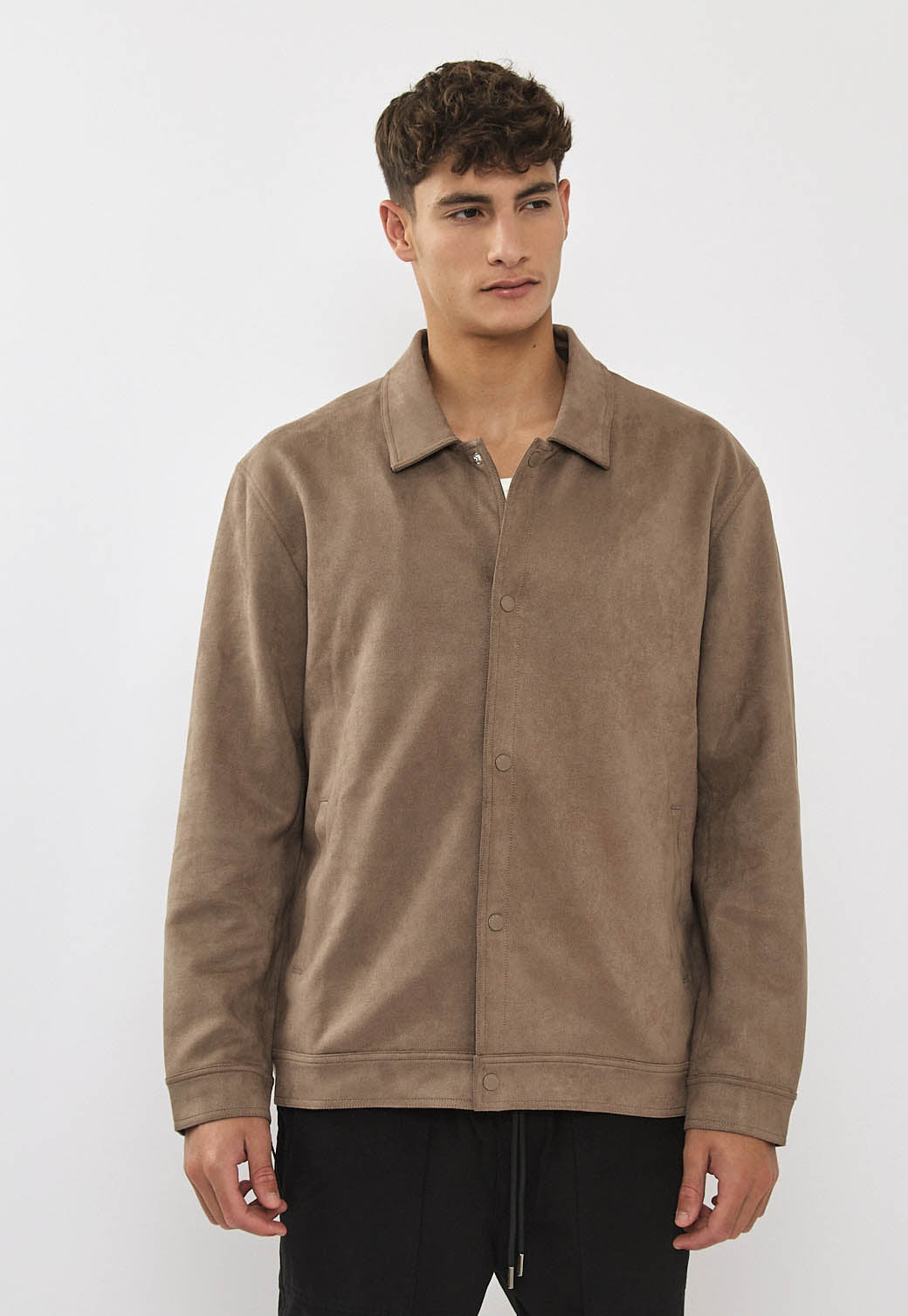 ג׳קט סוויד לגברים בצבע חום בהיר עם כפתרות קדמיות