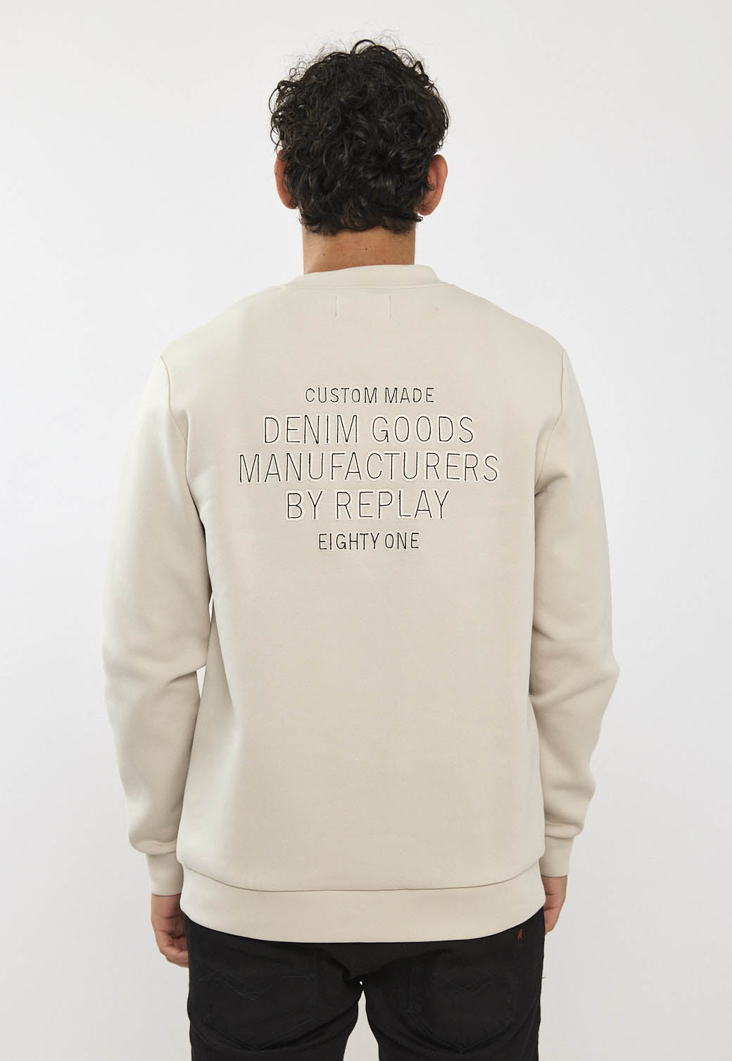 סווטשירט לגברים בצבע סטון עם הדפס טקסט גדול בגב.