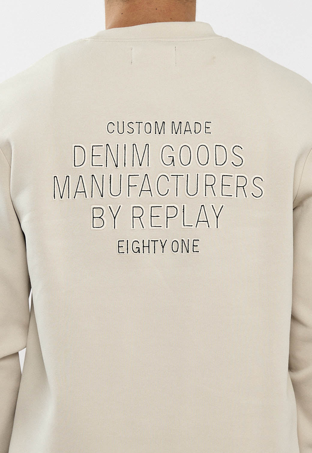 סווטשירט לגברים בצבע סטון עם הדפס בגב