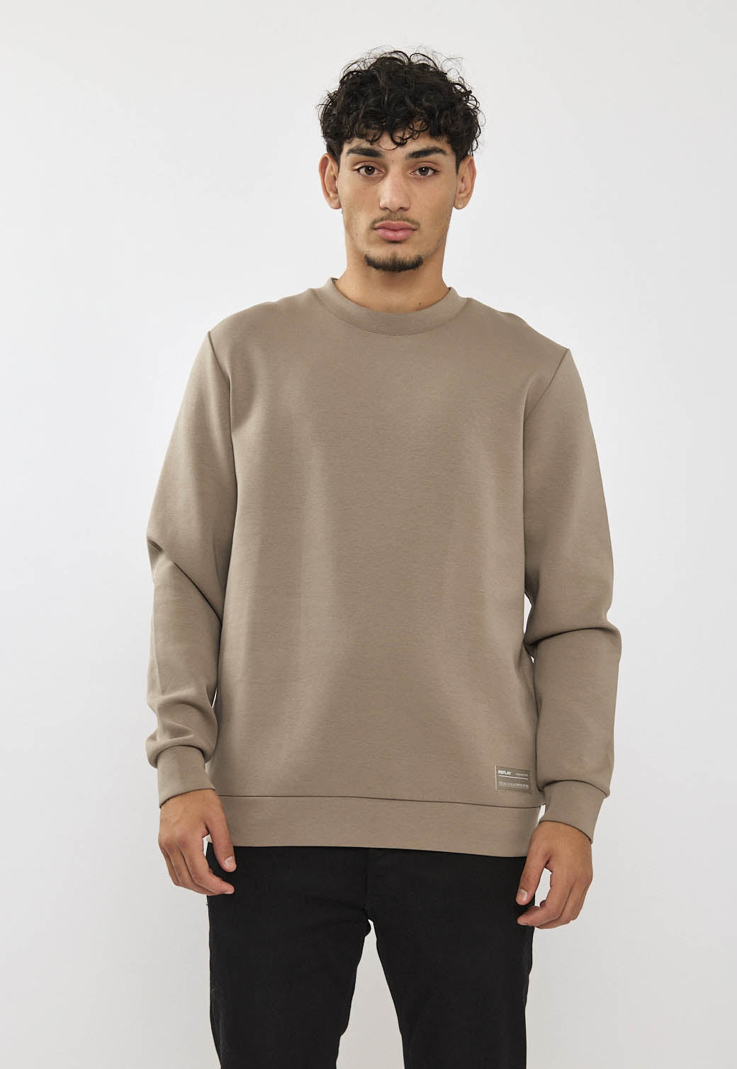 סווטשירט חום בהיר לגברים בגזרה קלאסית.