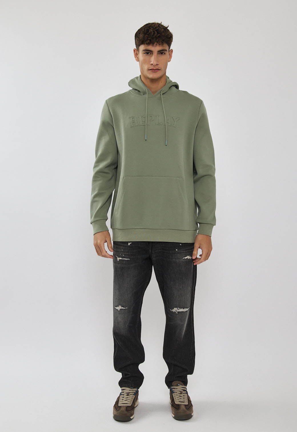 קפוצ׳ון לגבר בצבע ירוק זית עם לוגו רקום